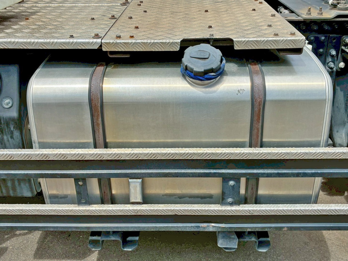 燃料タンクは400Lアルミ製です。|UDトラックス クオン 2PG-GK5AABの写真24