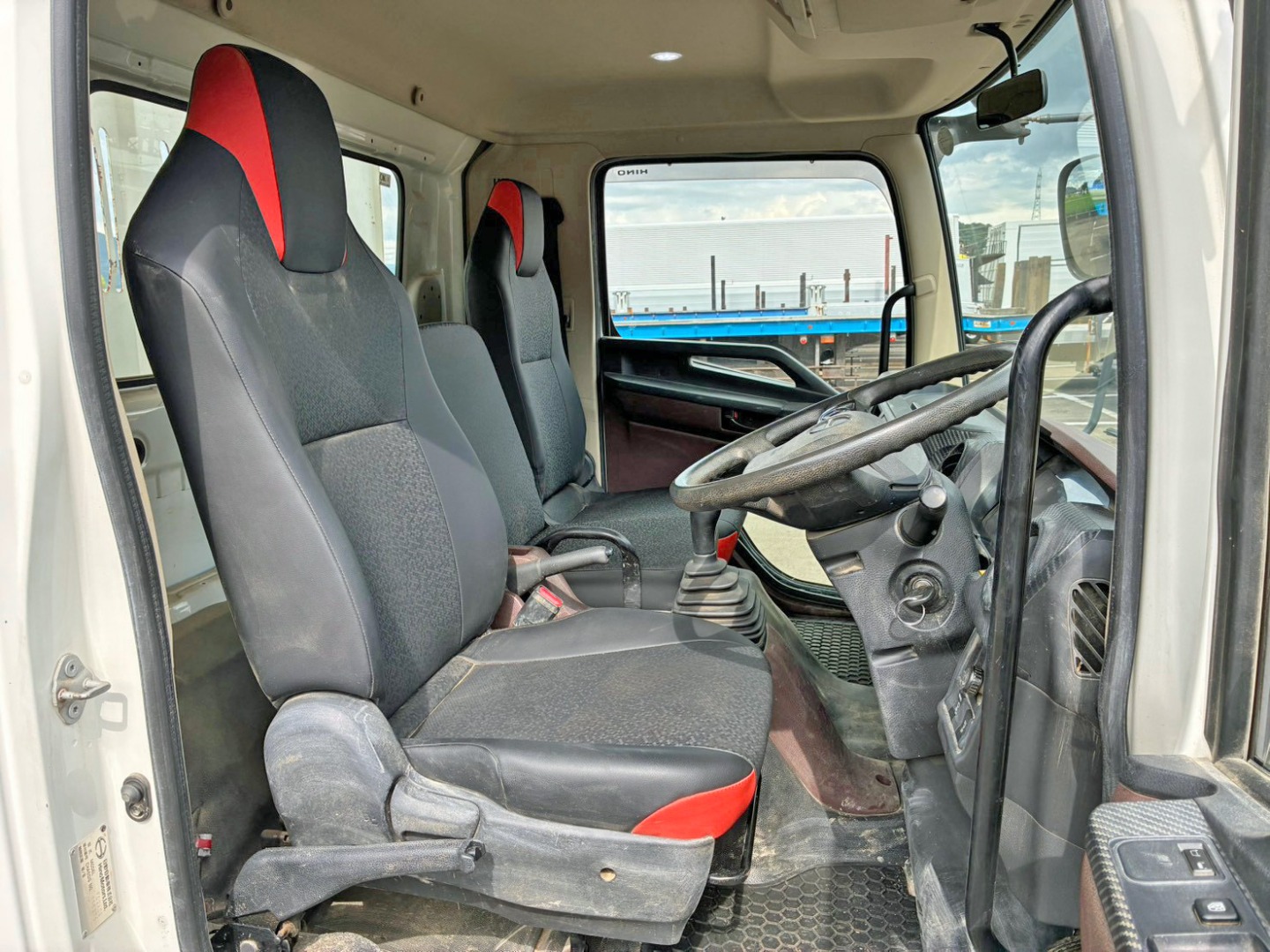 乗車定員は3名です。(ベッドレスキャビンです)|日野 レンジャー 2KG-FC2ABA(2WD)の写真7