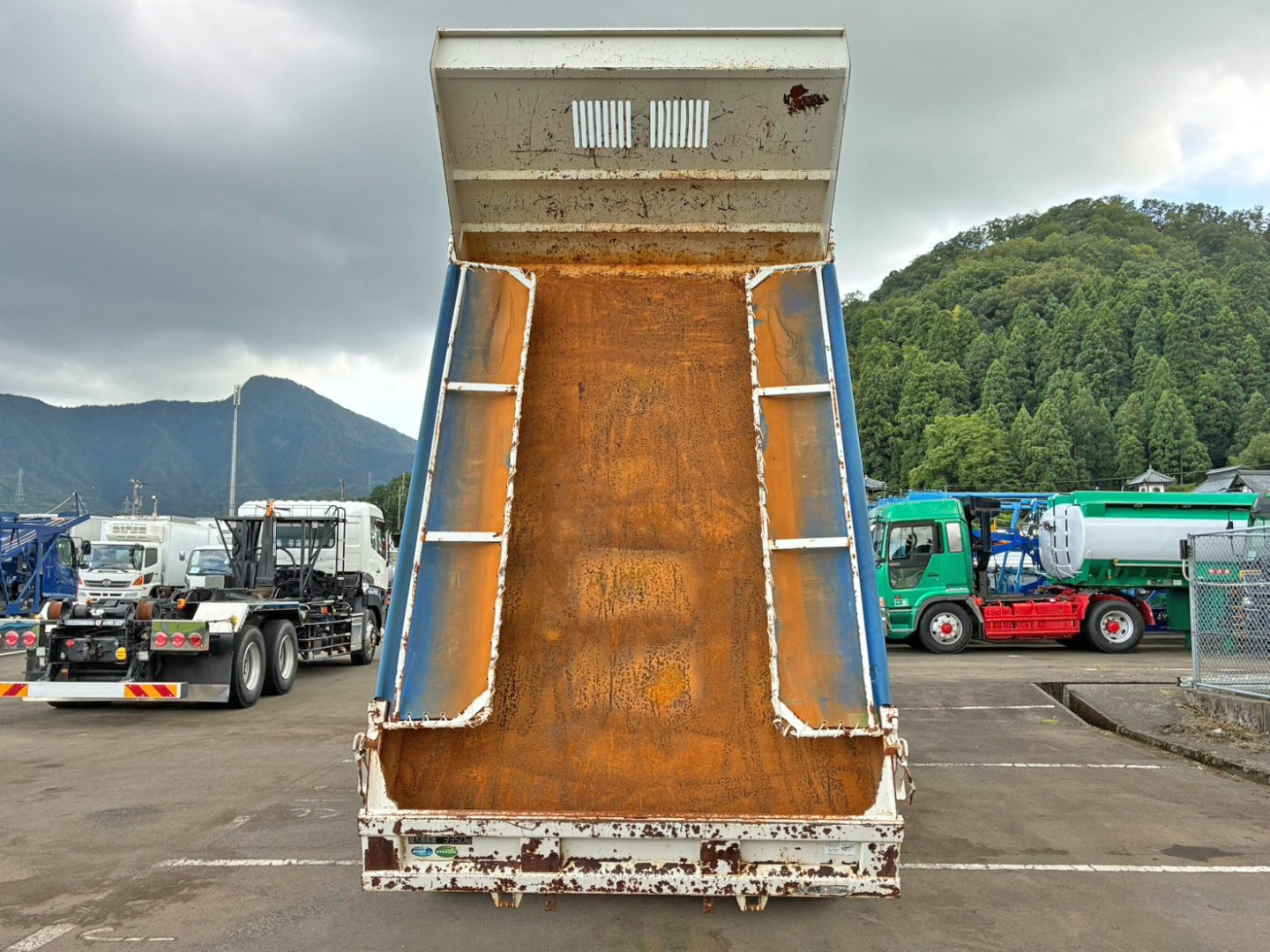 床は鉄板です。|日野 レンジャー 2KG-FC2ABA(2WD)の写真8