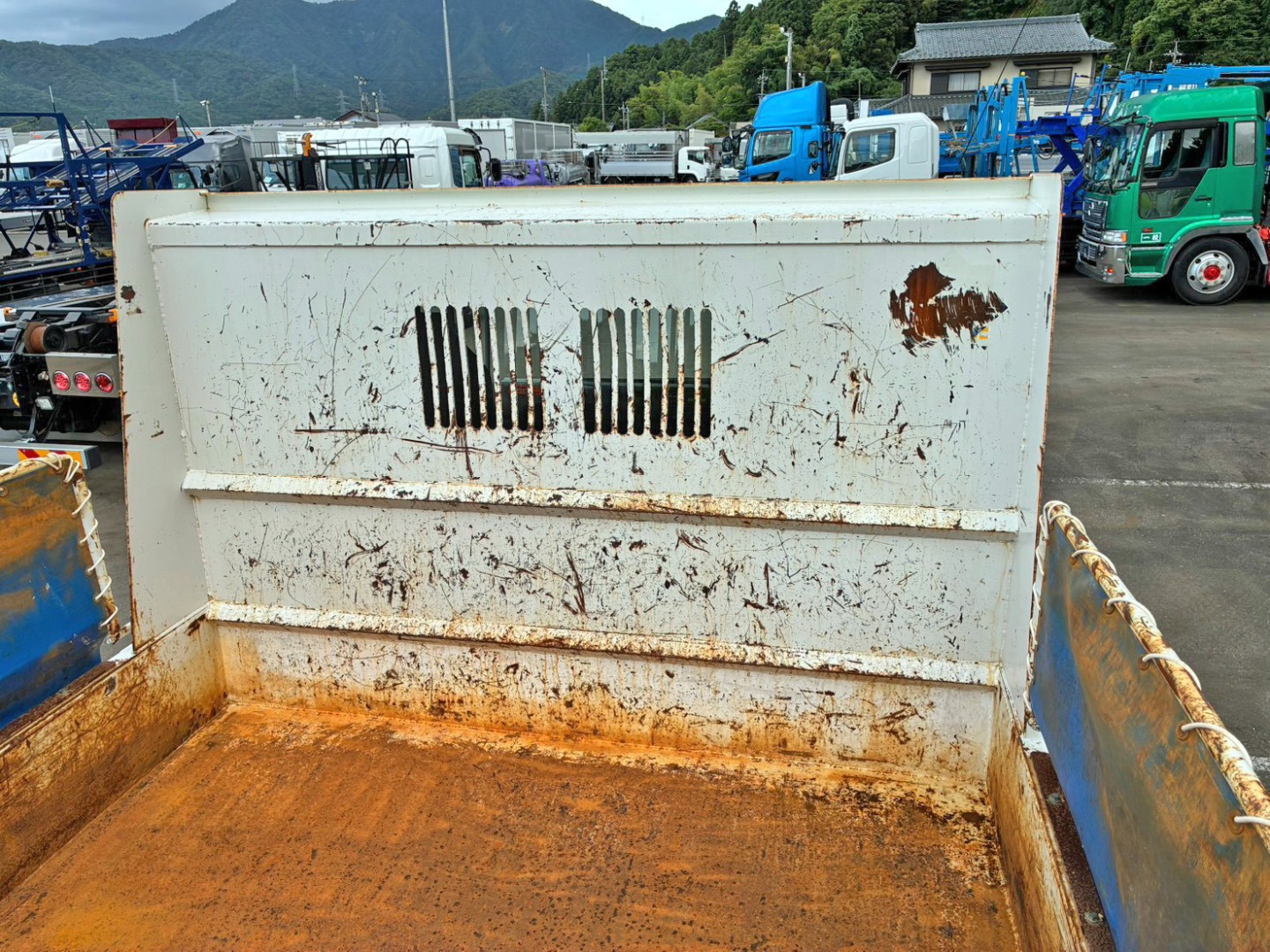 プロテクターはアングル加工されています。(キズ・サビがあります)|日野 レンジャー 2KG-FC2ABA(2WD)の写真11