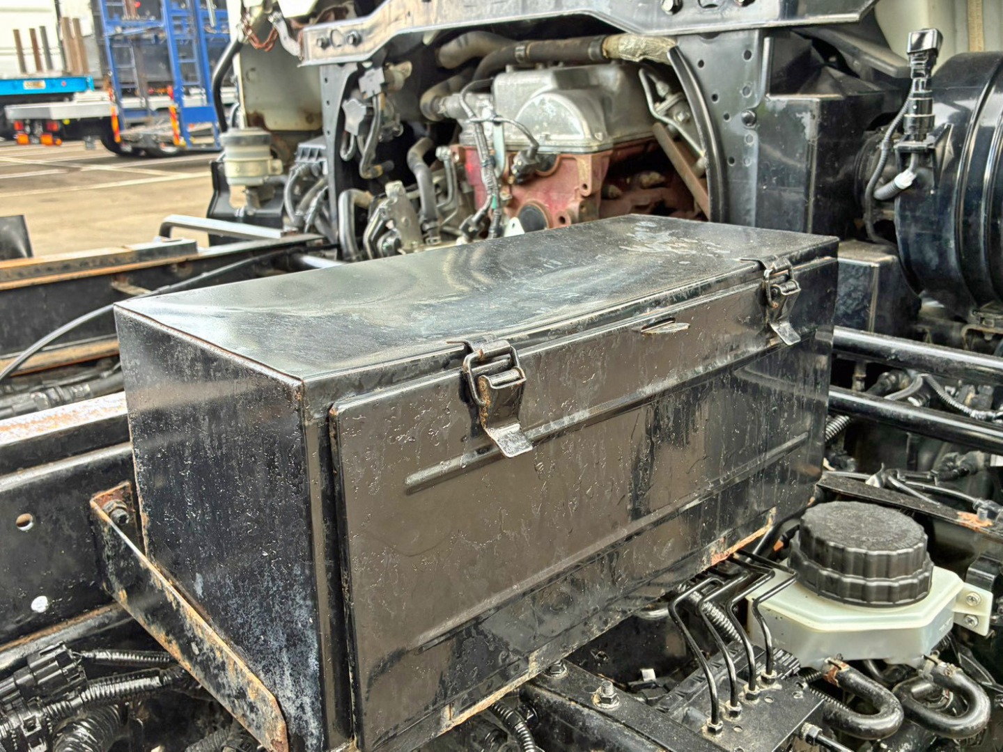 工具箱上部にヘコミがあります。|日野 レンジャー 2KG-FC2ABA(2WD)の写真18