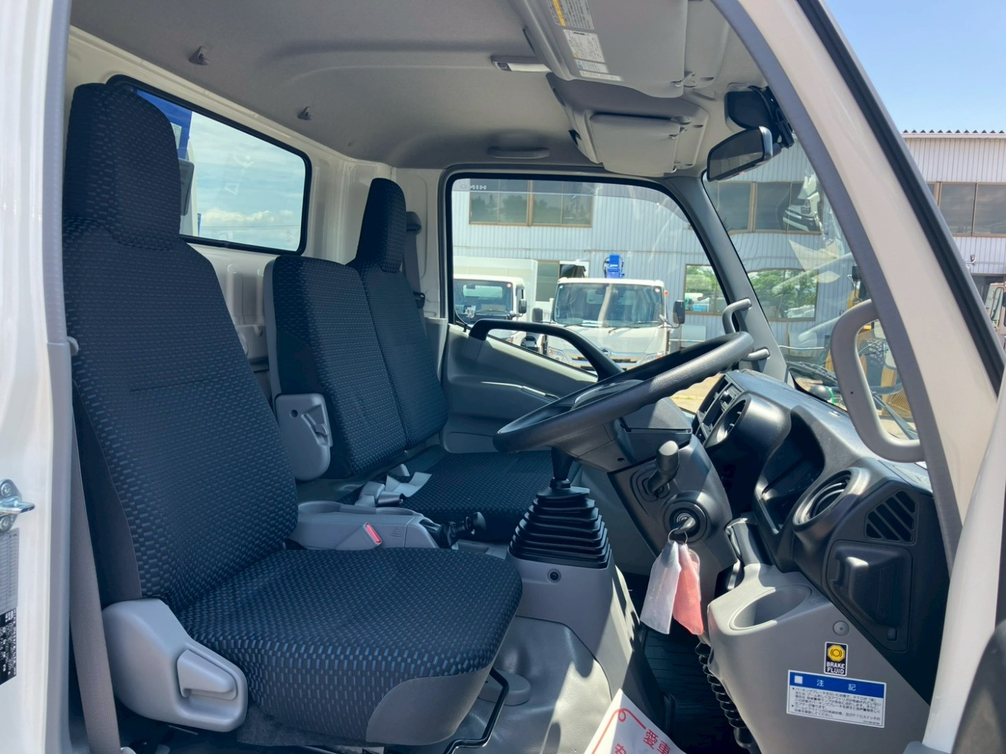 乗車定員は3名です。|日野 デュトロ 2KG-XZU712M(2WD)の写真7
