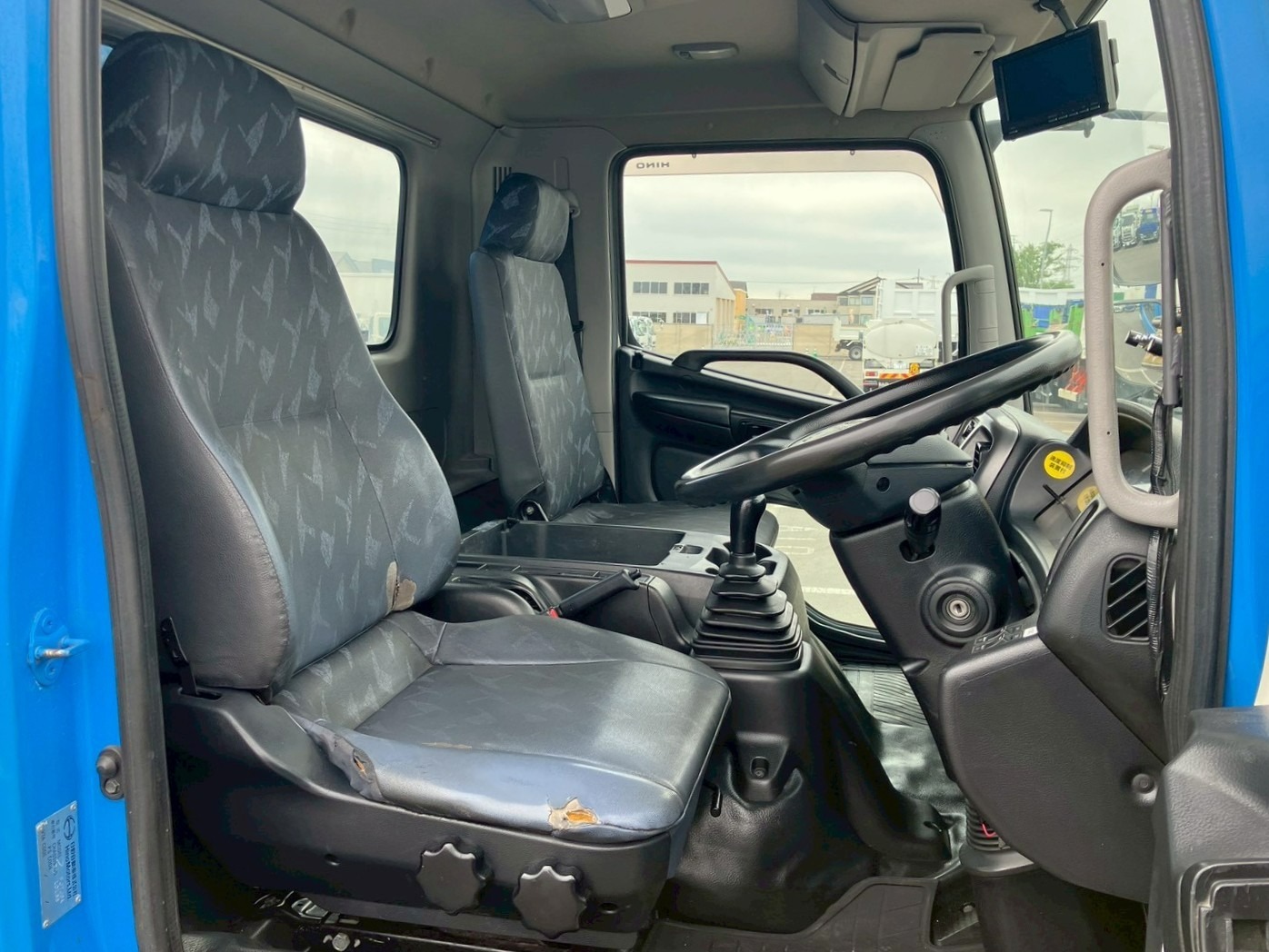 運転席座面にヘタリ・破れ、助手席座面に破れがあります。|日野 レンジャー QKG-FJ7JGAAの写真7