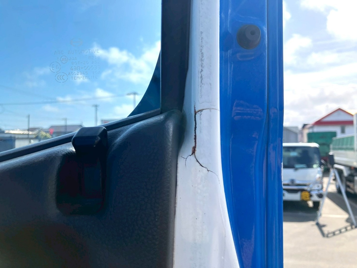 運転席ドア内側にヒビがあります。|日野 レンジャー QKG-FJ7JGAAの写真37