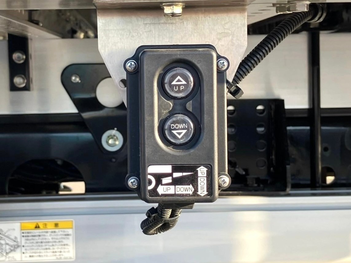 ゲートの昇降スイッチです。|三菱 ファイター 2KG-FK65F(2WD)の写真18
