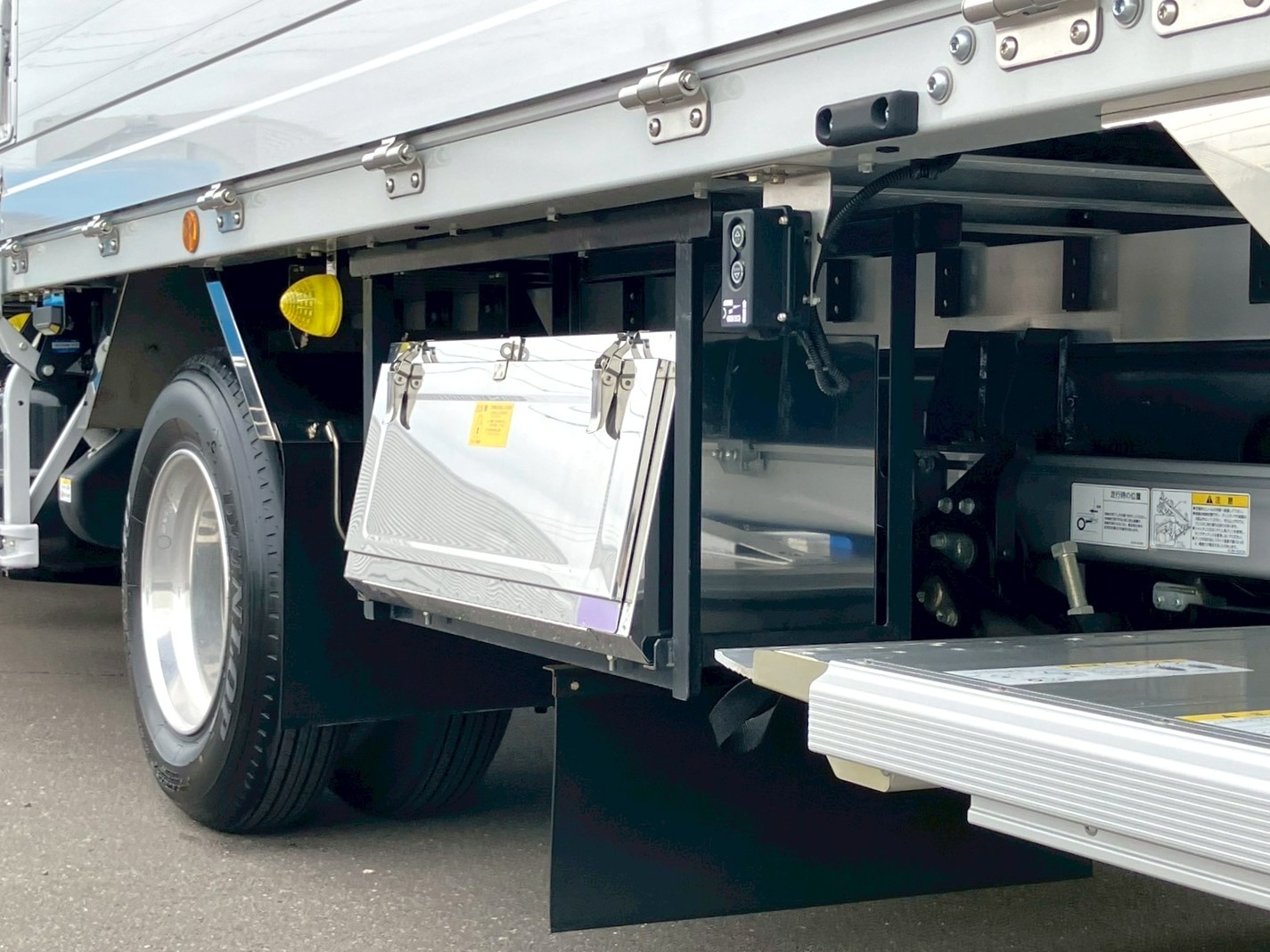 助手席側後方に工具箱が付いています。|三菱 ファイター 2KG-FK65F(2WD)の写真20