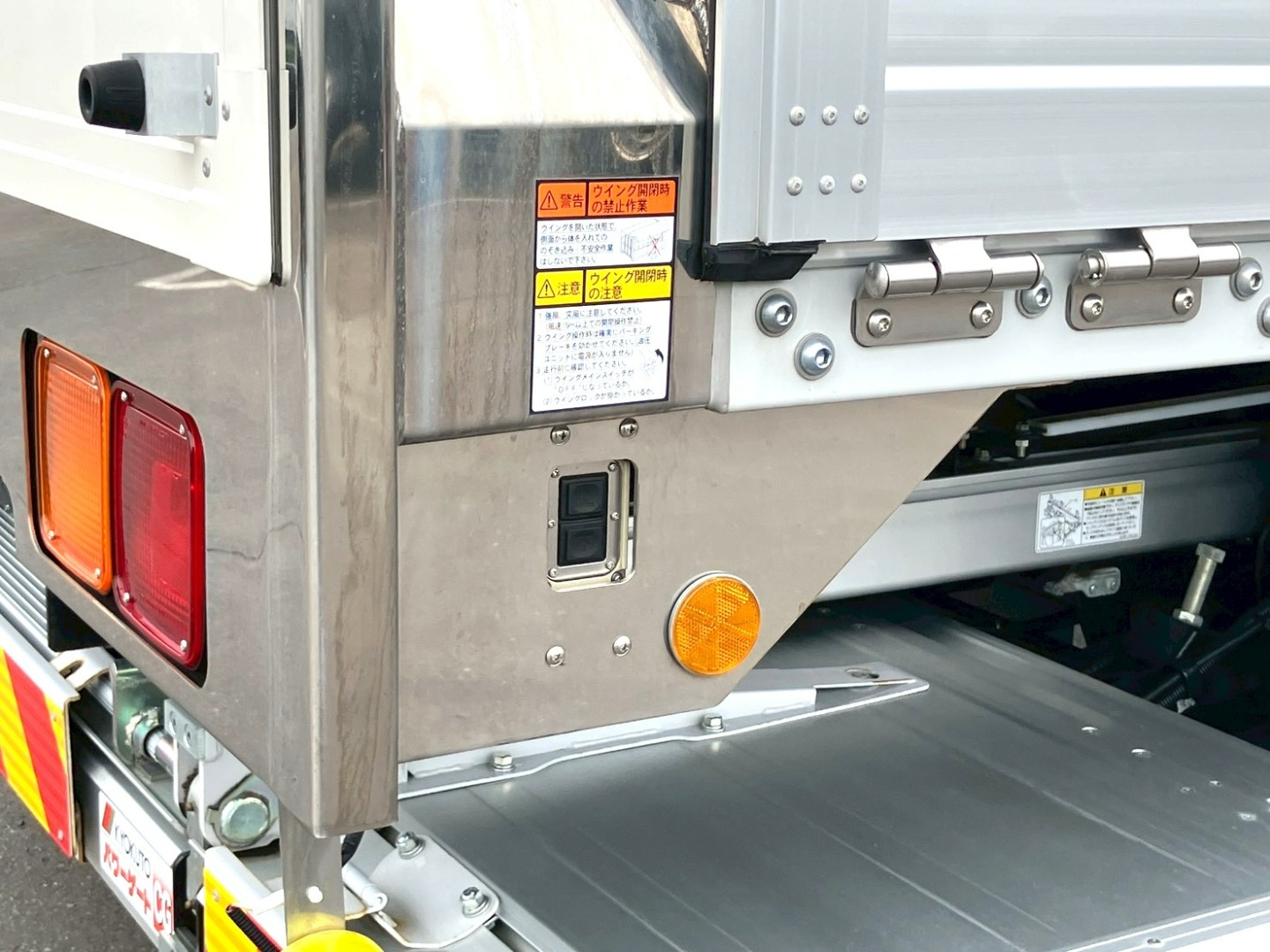 運転席側後方にウィング開閉スイッチが付いています。|三菱 ファイター 2KG-FK65F(2WD)の写真24