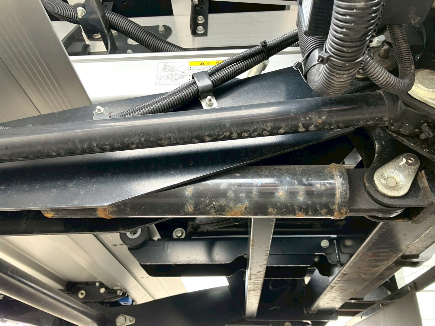 ゲートシリンダー外筒に置きサビがあります。|三菱 ファイター 2KG-FK65F(2WD)の写真36
