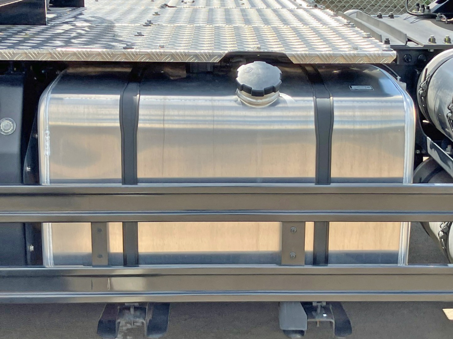 燃料タンクは400Lです。|UDトラックス クオン 2RG-GK5DADの写真18