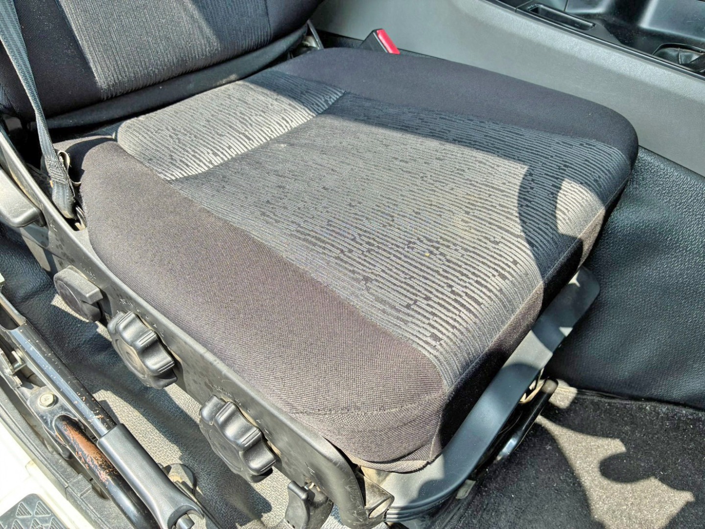 運転席座面にヘタリがあります。|三菱 スーパーグレート 2PG-FV70HXの写真8
