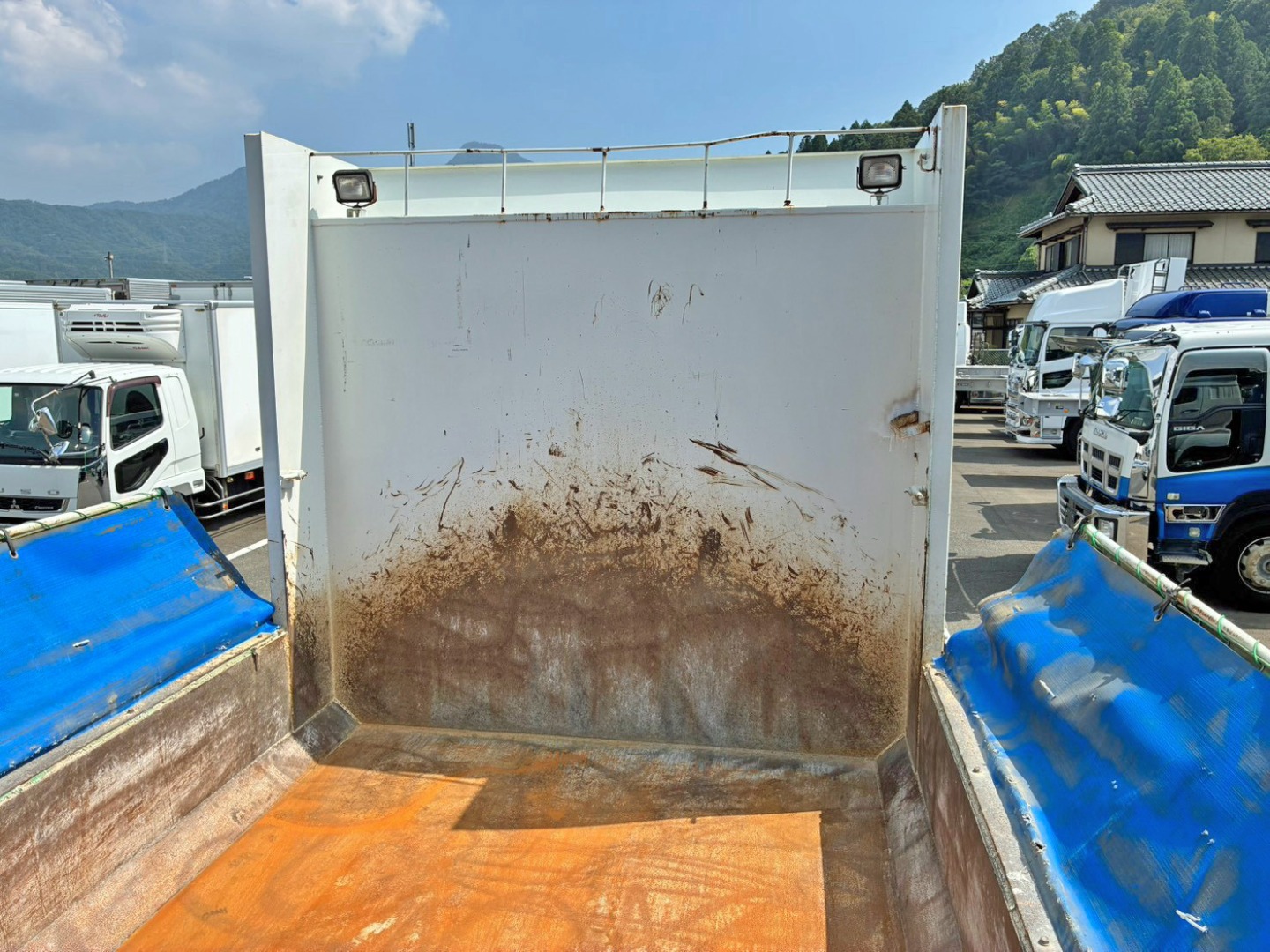ボディー前方左右にコボレーンストッパーが付いています。|三菱 スーパーグレート 2PG-FV70HXの写真12