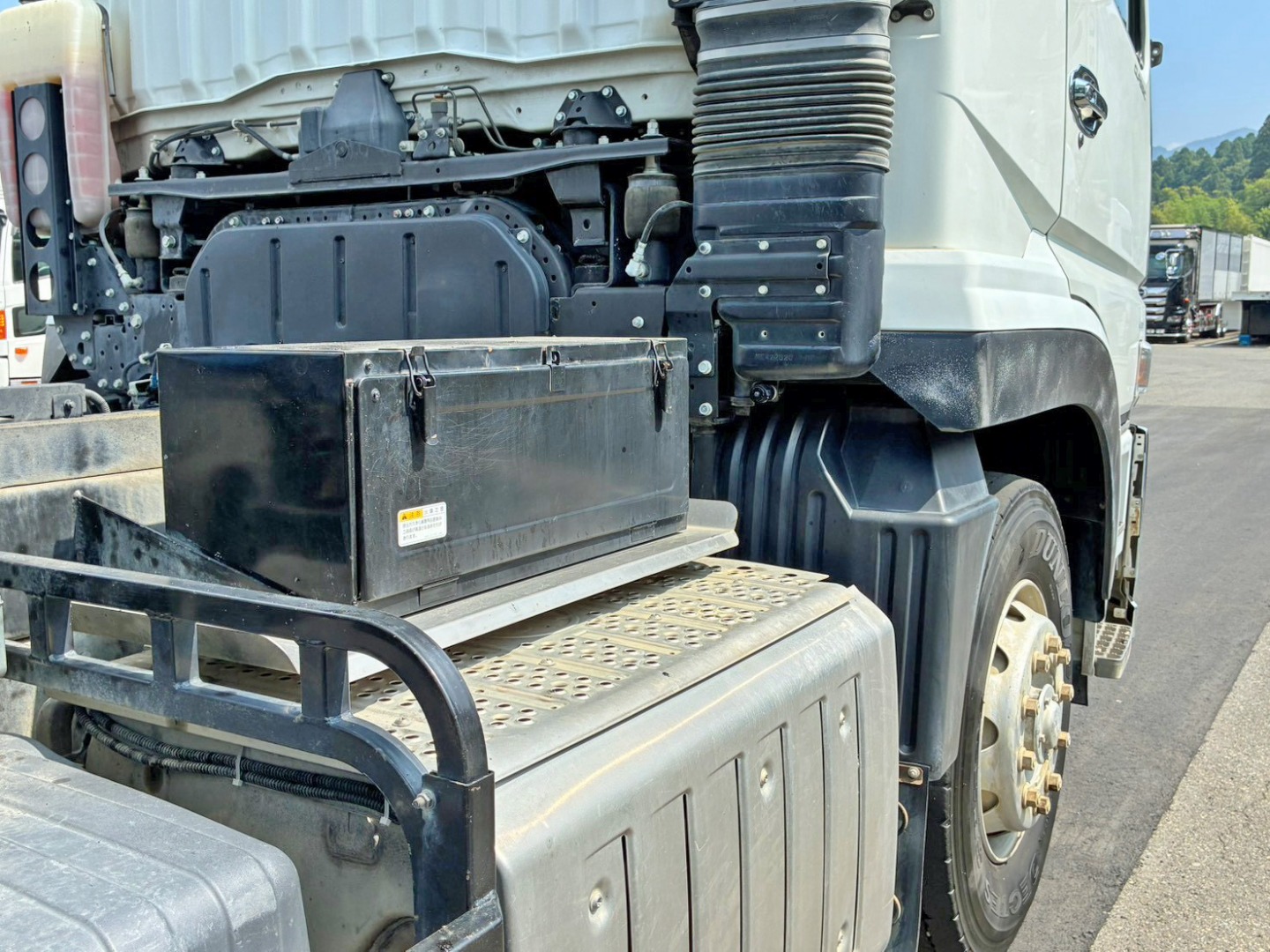 運転席側に工具箱が付いています。|三菱 スーパーグレート 2PG-FV70HXの写真26