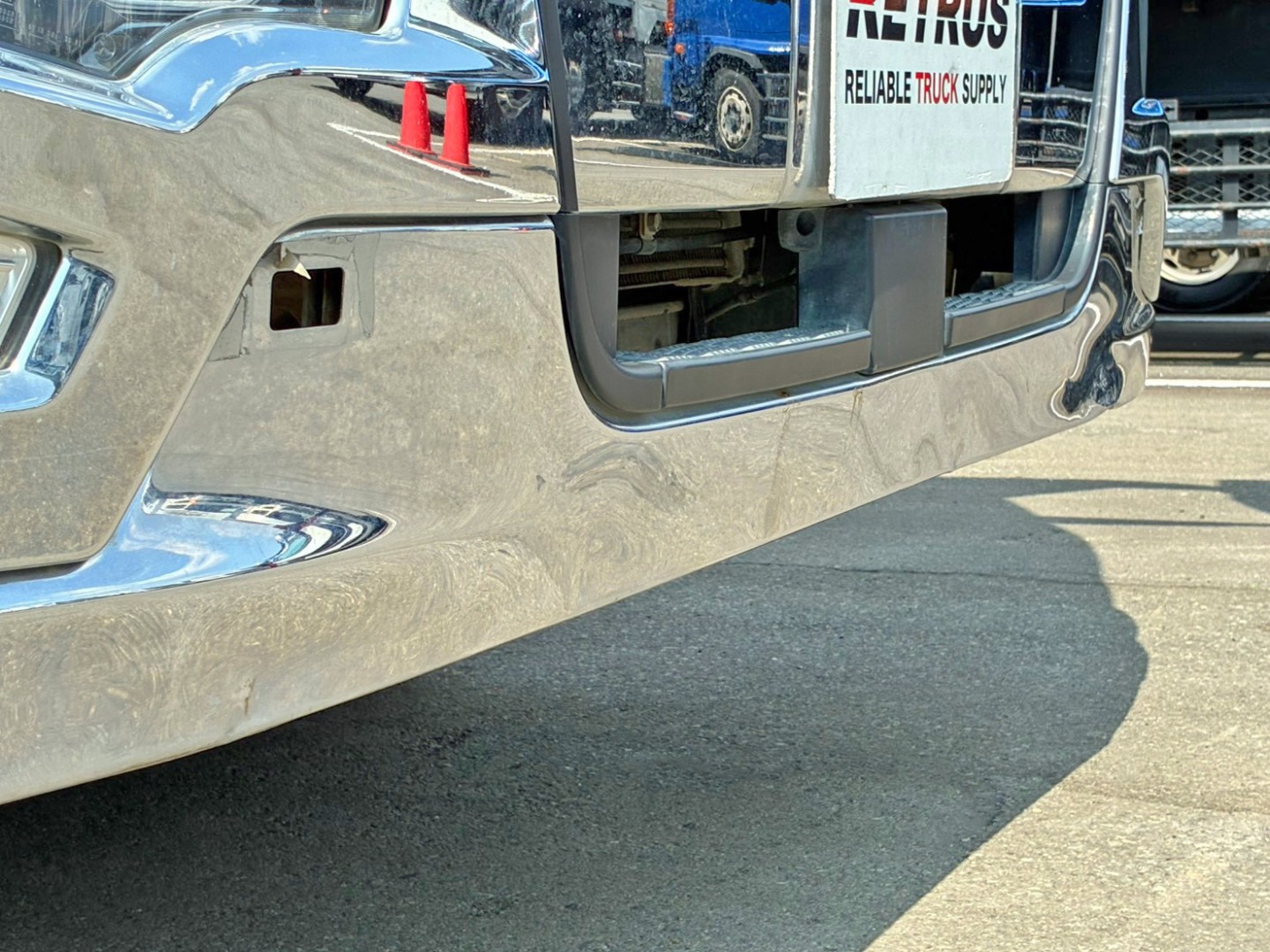 フロントバンパー運転席側にヘコミがあります。|三菱 スーパーグレート 2PG-FV70HXの写真42
