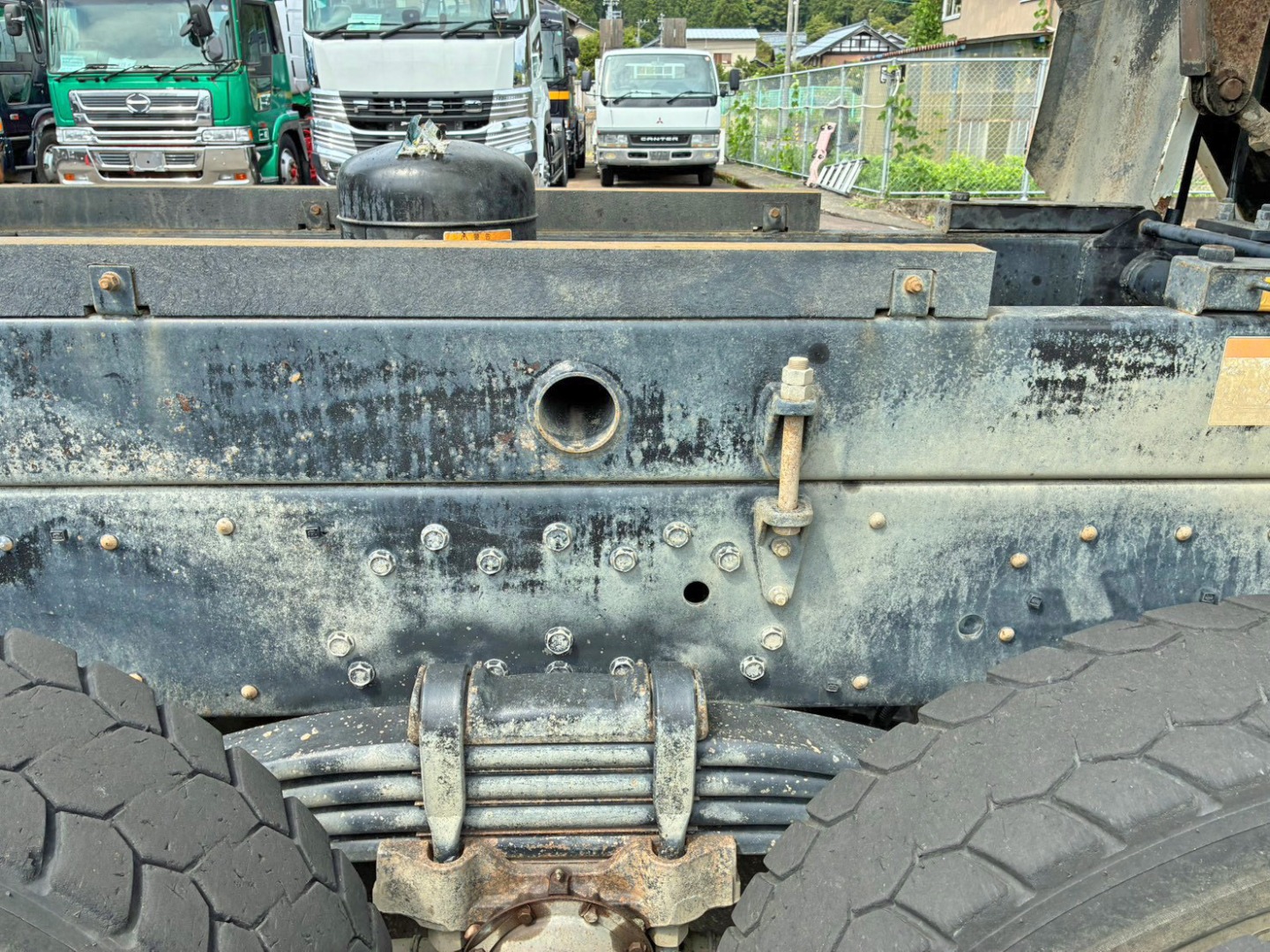 助手席側後方のボディーボルトに緩みがあります。|三菱 スーパーグレート QKG-FV60VXの写真6