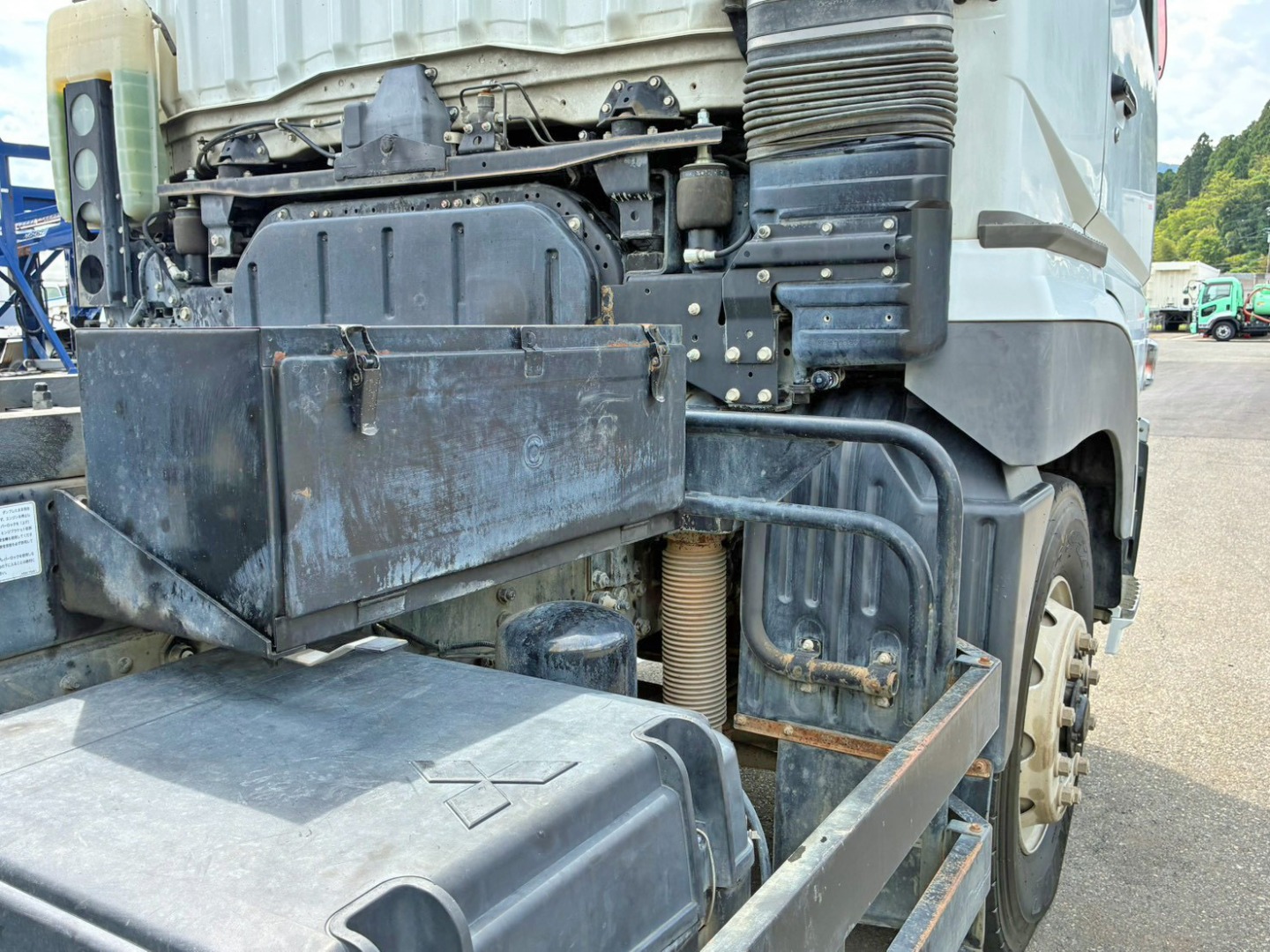 運転席側に工具箱が付いています。|三菱 スーパーグレート QKG-FV60VXの写真25