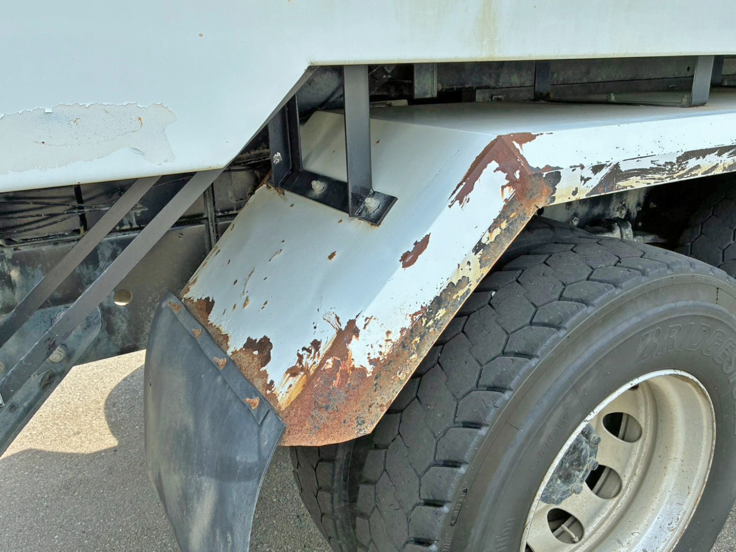 運転席側リヤフェンダー後方にキズ・サビ・歪みがあります。|三菱 スーパーグレート QKG-FV60VXの写真38