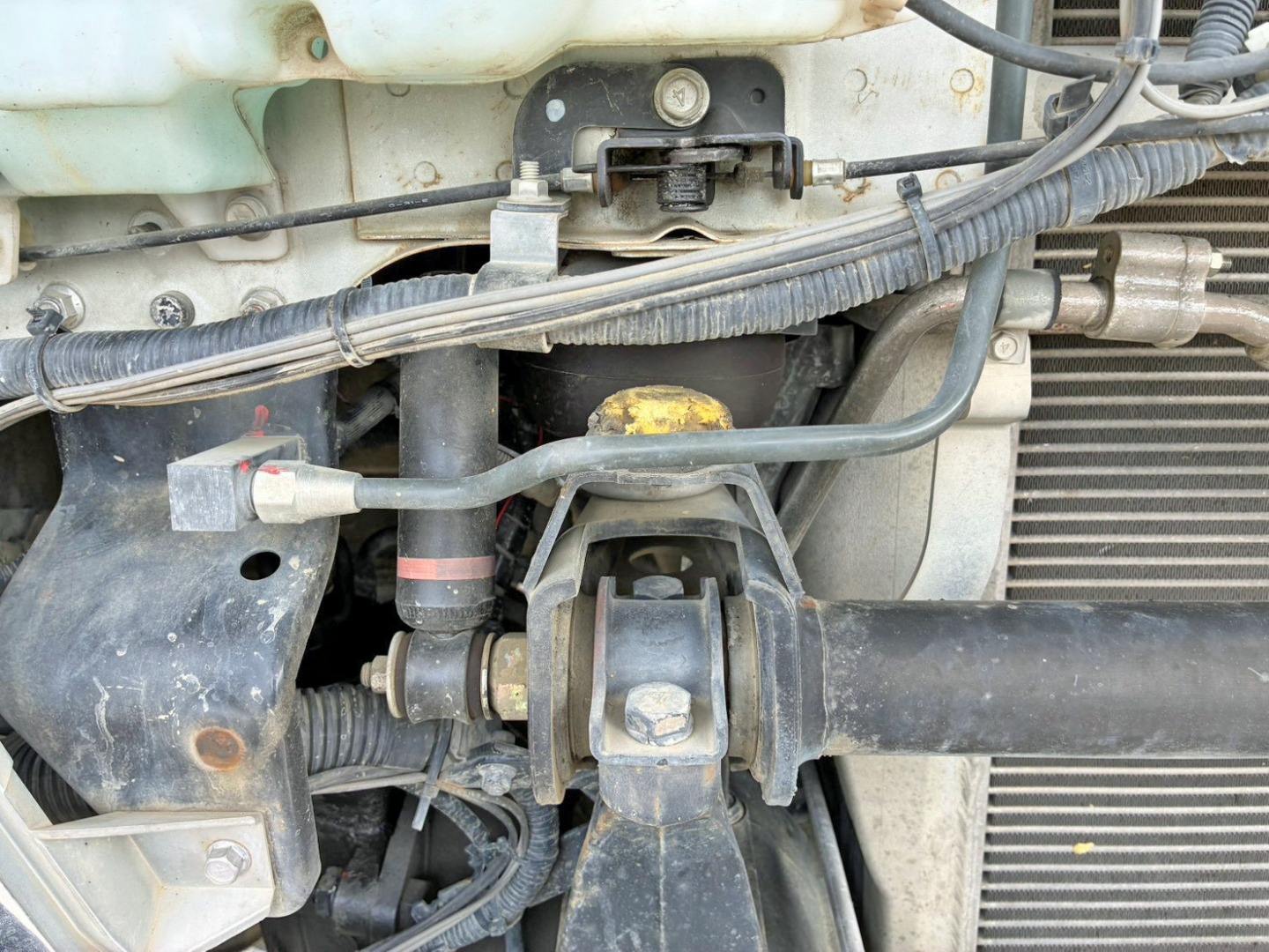 キャブサス前方左右のダンパーゴムに劣化・欠損があります。(運転席側)|三菱 スーパーグレート QKG-FV60VXの写真45