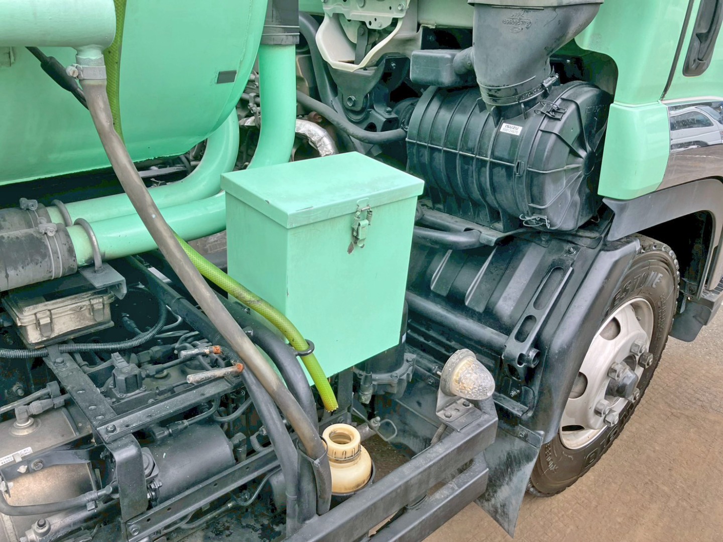 運転席側ボデー前方に物入れが付いています。|いすゞ フォワード TKG-FRR90S1(2WD)の写真22