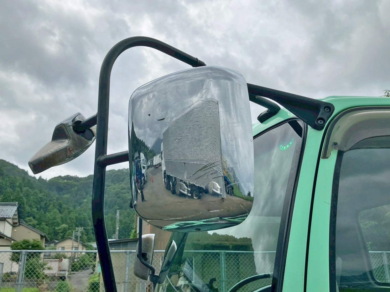 助手席側サイドミラーカバーにスリキズがあります。|いすゞ フォワード TKG-FRR90S1(2WD)の写真30