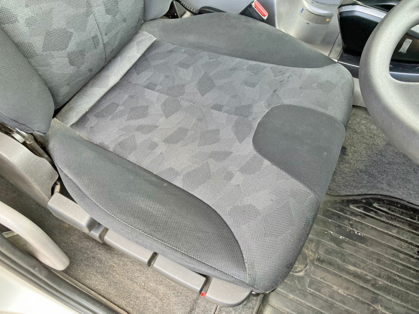 運転席座面にヘタリがあります。|UDトラックス クオン 2PG-GK5AABの写真7