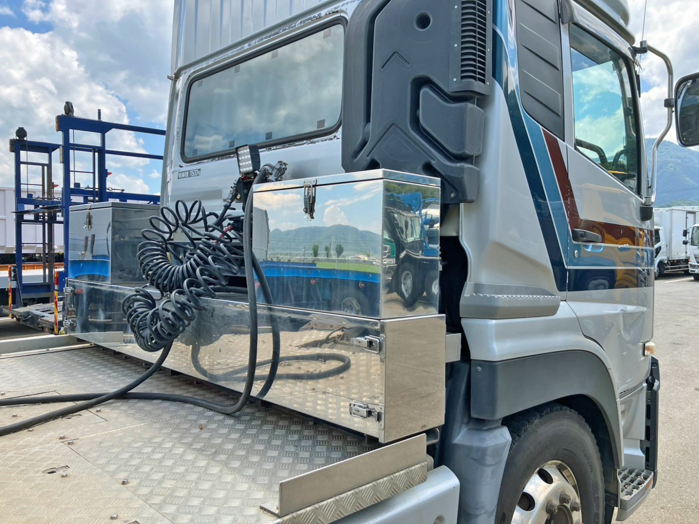 運転席側前方にステンレス製の工具箱が付いています。|UDトラックス クオン 2PG-GK5AABの写真18