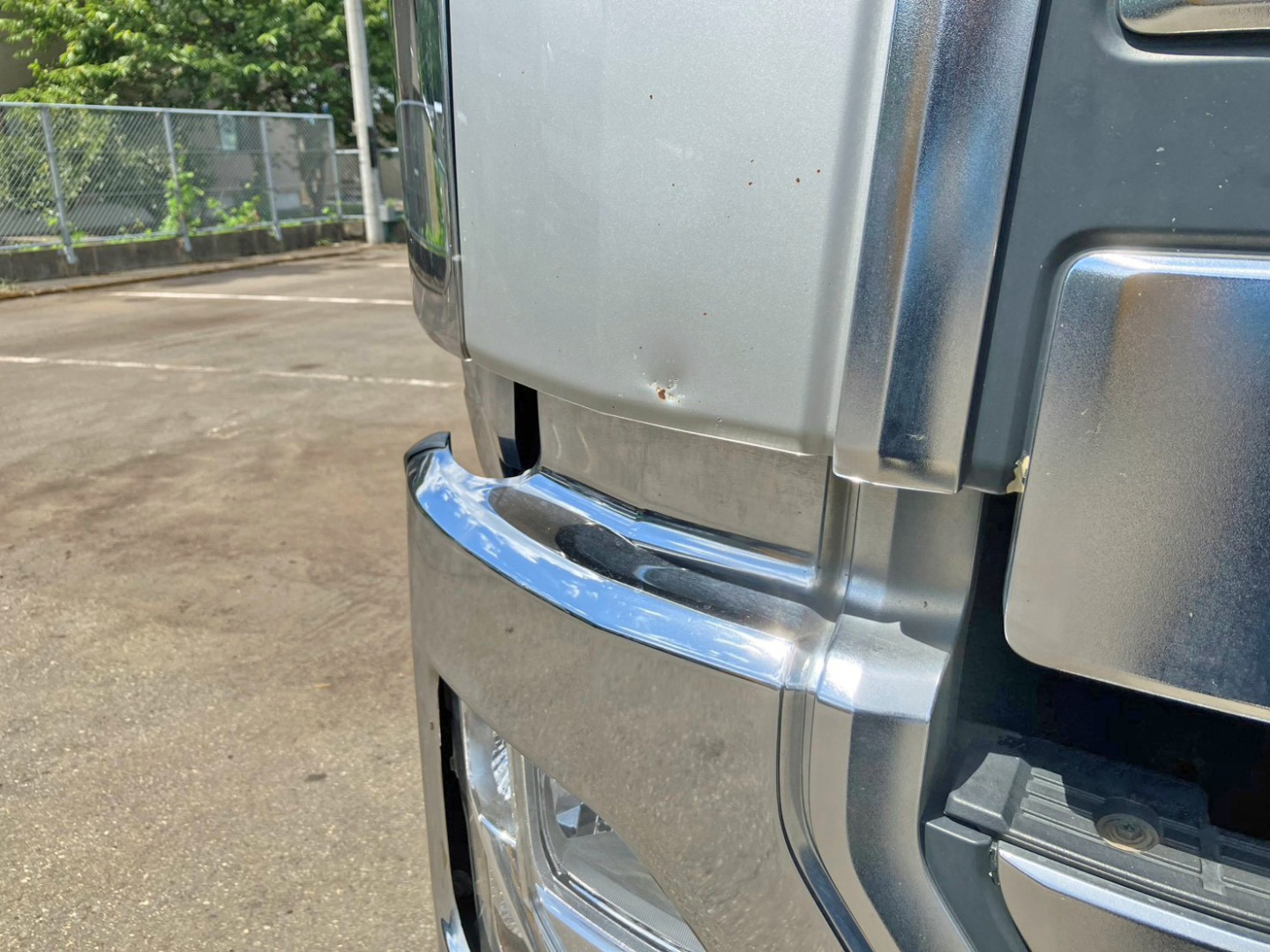 フロントパネル運転席側にキズ・ヘコミがあります。|UDトラックス クオン 2PG-GK5AABの写真25