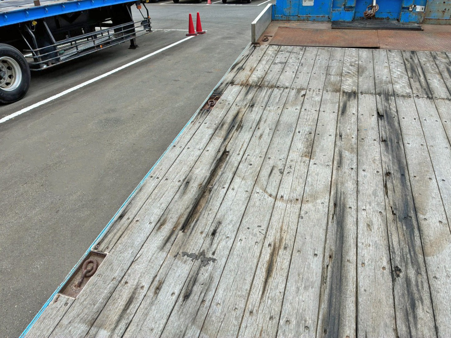 床板中央助手席側に割れがあります。|三菱 ファイター QDG-FQ62Fの写真17