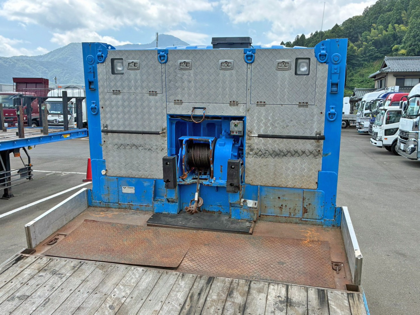 ウインチ付きです。(プロテクターに縞板アルミが張られています)|三菱 ファイター QDG-FQ62Fの写真18