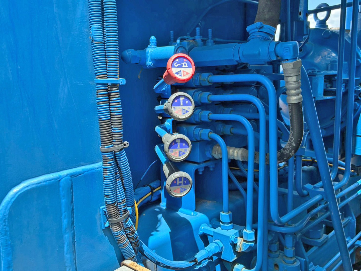 ウインチ 及び アウトリガーの操作レバーです。|三菱 ファイター QDG-FQ62Fの写真22