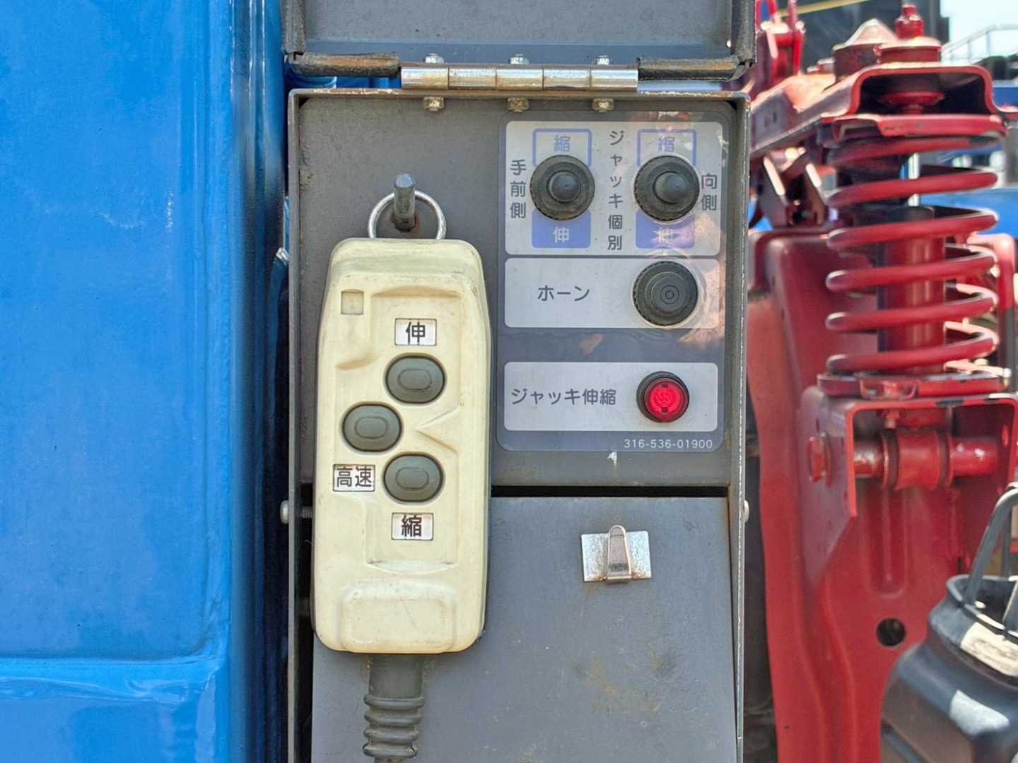 前壁左右にアウトリガーの伸縮スイッチが付いています。(運転席側)|三菱 ファイター QDG-FQ62Fの写真23