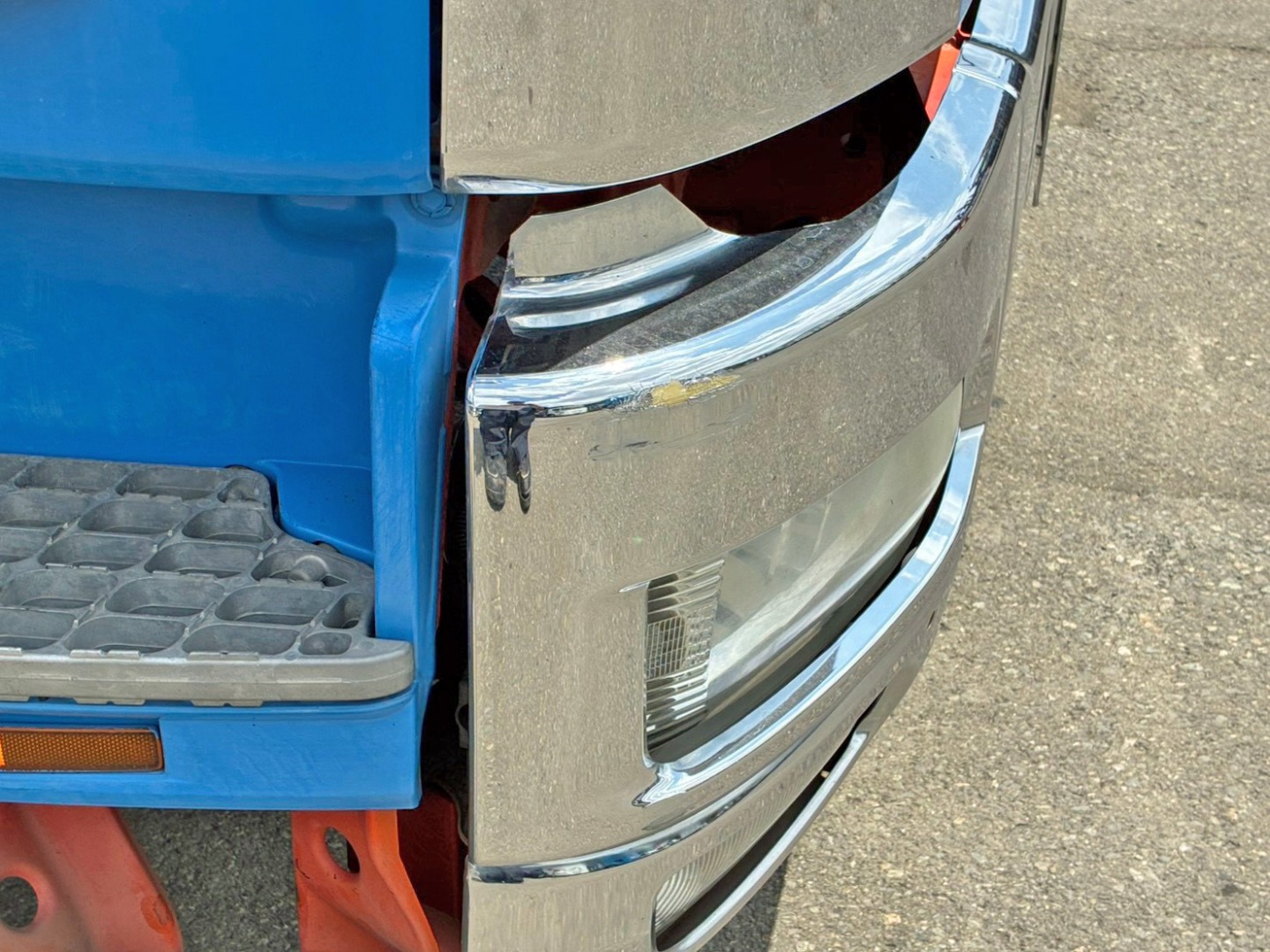 フロントバンパー運手席側にメッキ剥がれ箇所があります。|三菱 ファイター QDG-FQ62Fの写真34