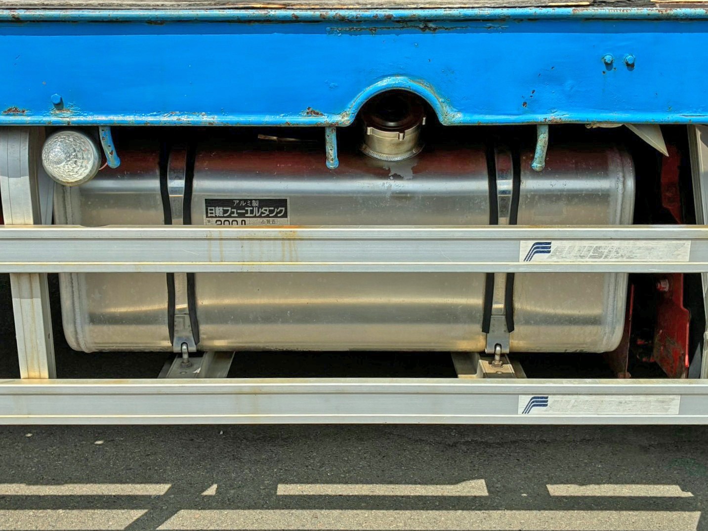 燃料タンクは200Lアルミ製です。|三菱 ファイター QDG-FQ62Fの写真36