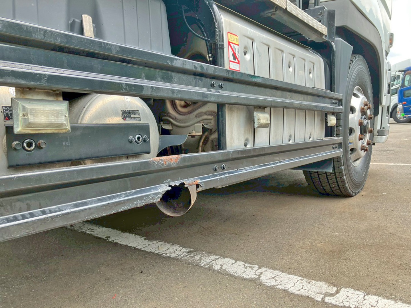 運転席側サイドバンパー下部が腐食により一部欠損しています。|三菱 スーパーグレート 2RG-FP74HDRの写真22