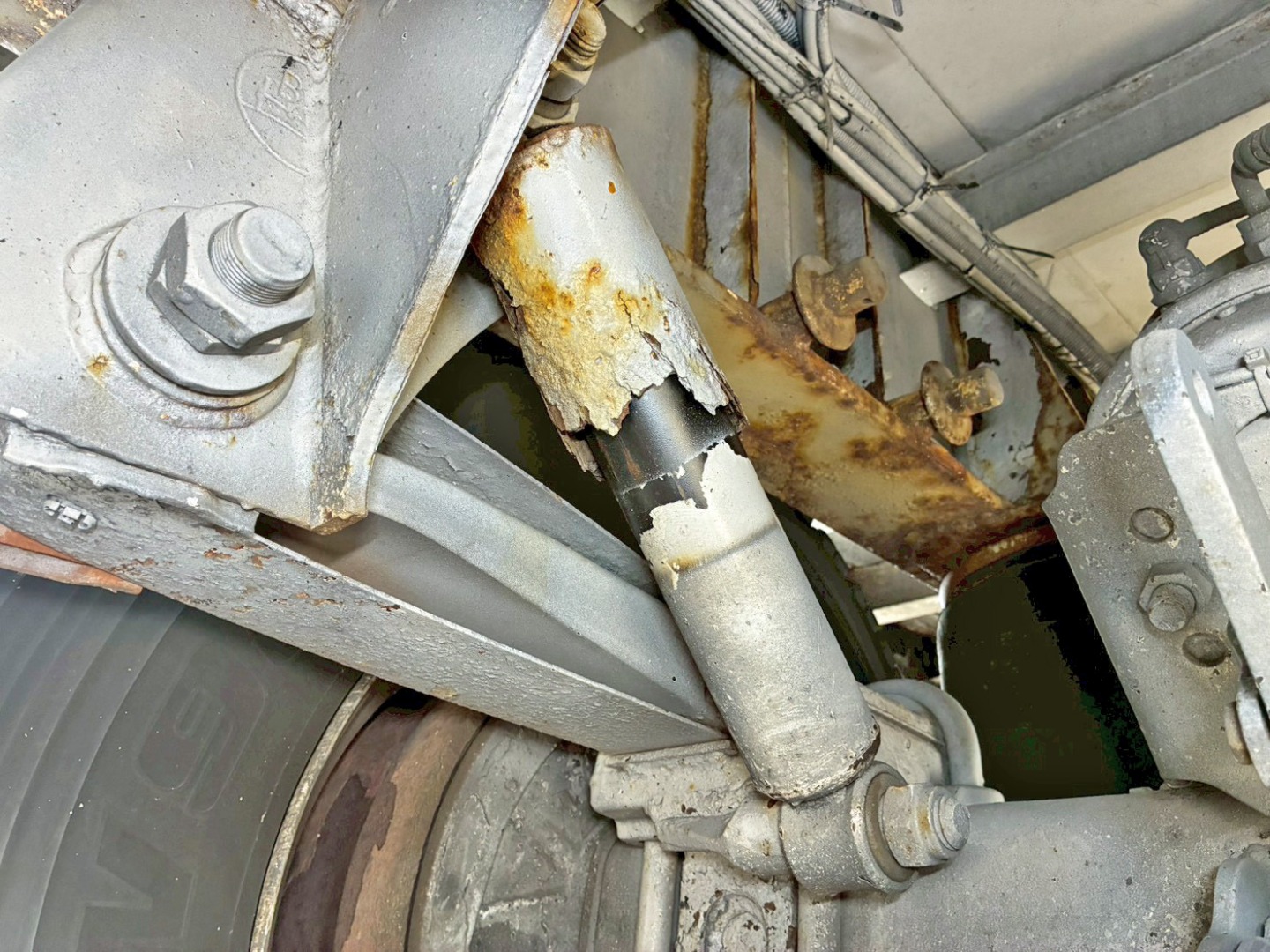 2軸目運転席側のショックアブソーバーカバーに腐食・割れがあります。|トレクス PFB34118の写真13