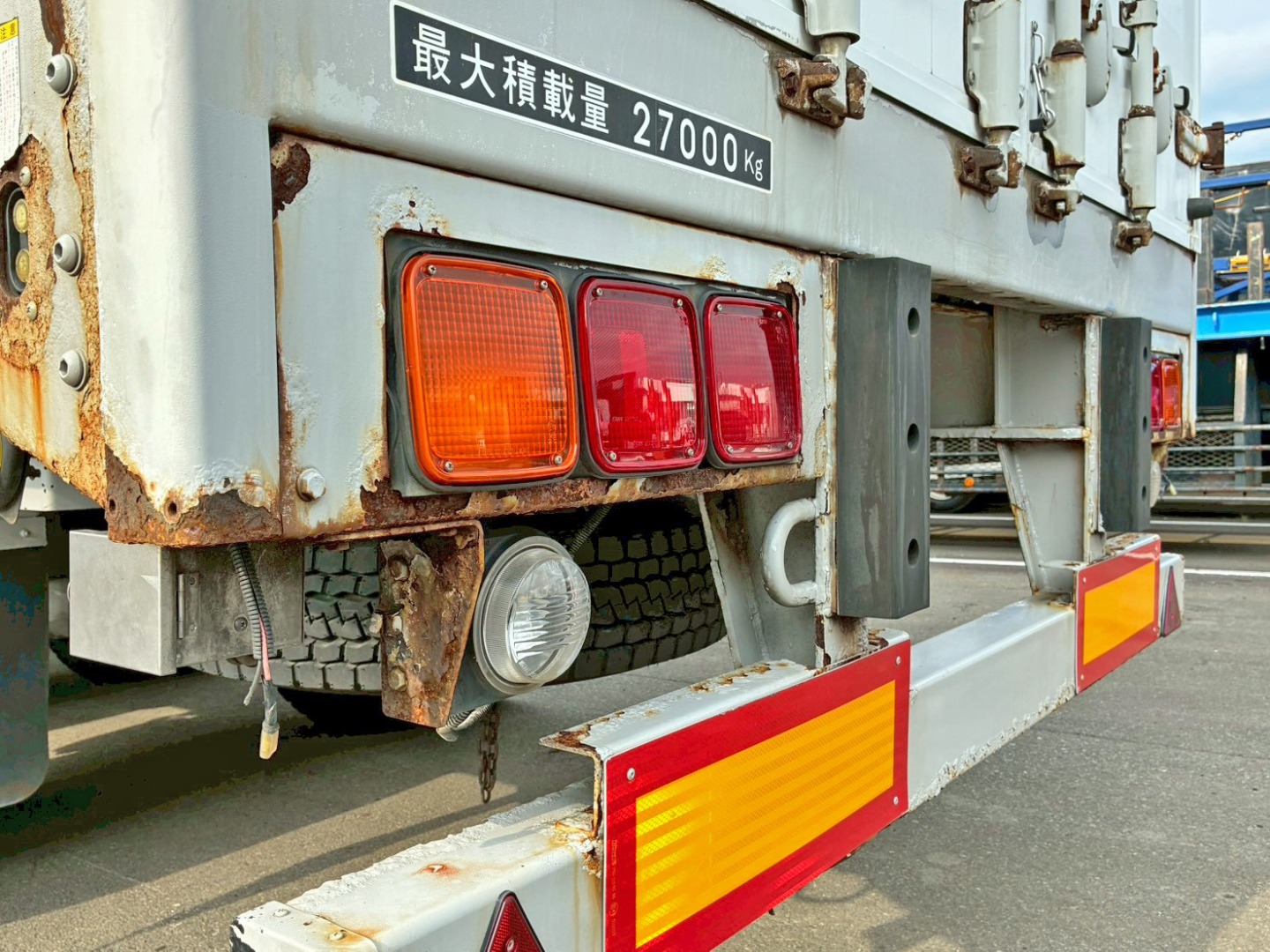 助手席側テールランプブラケット周りにサビがあります。|トレクス PFB34118の写真29
