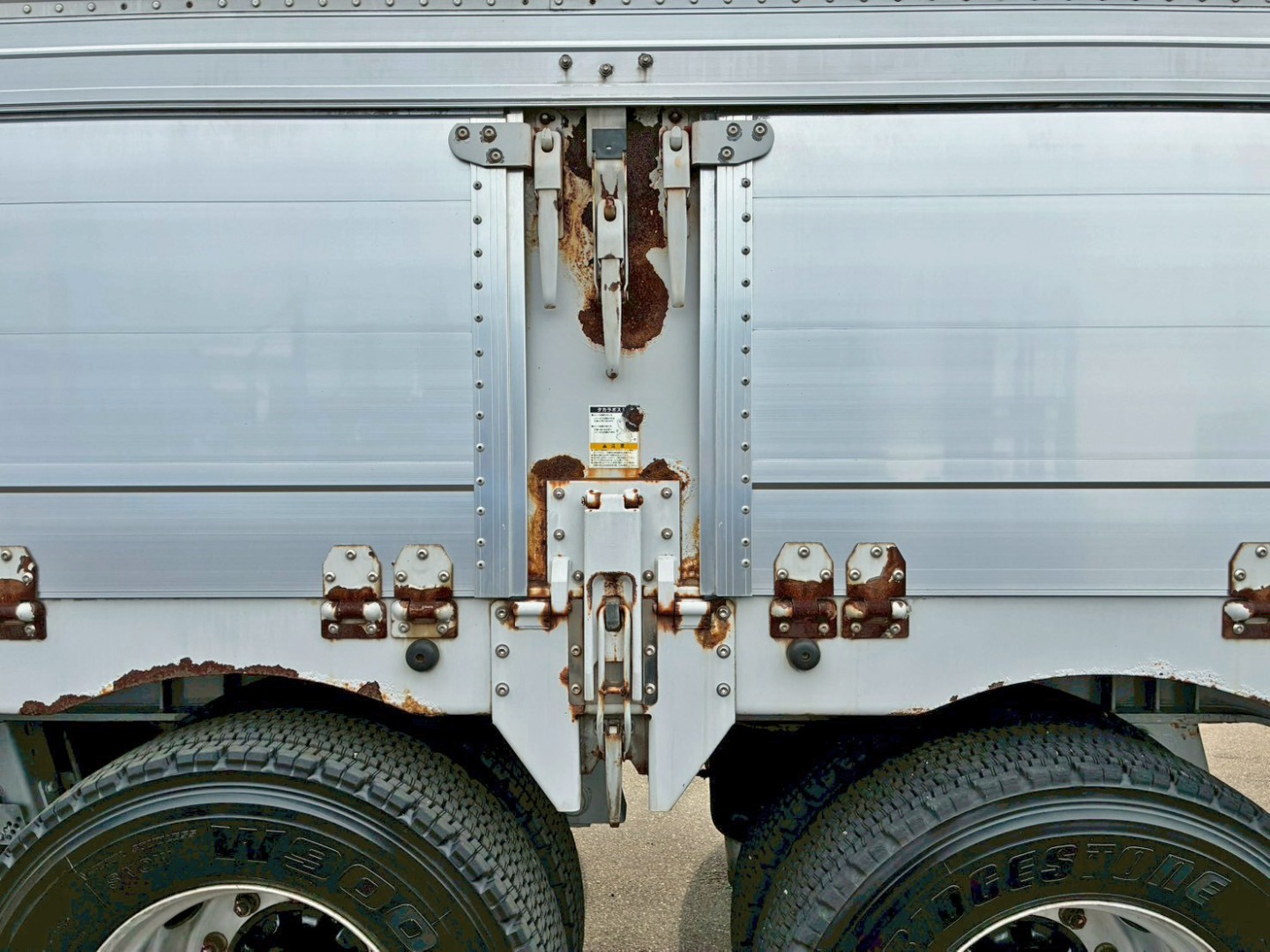 運転席側後方中柱にサビがあります。|トレクス PFB34118の写真37
