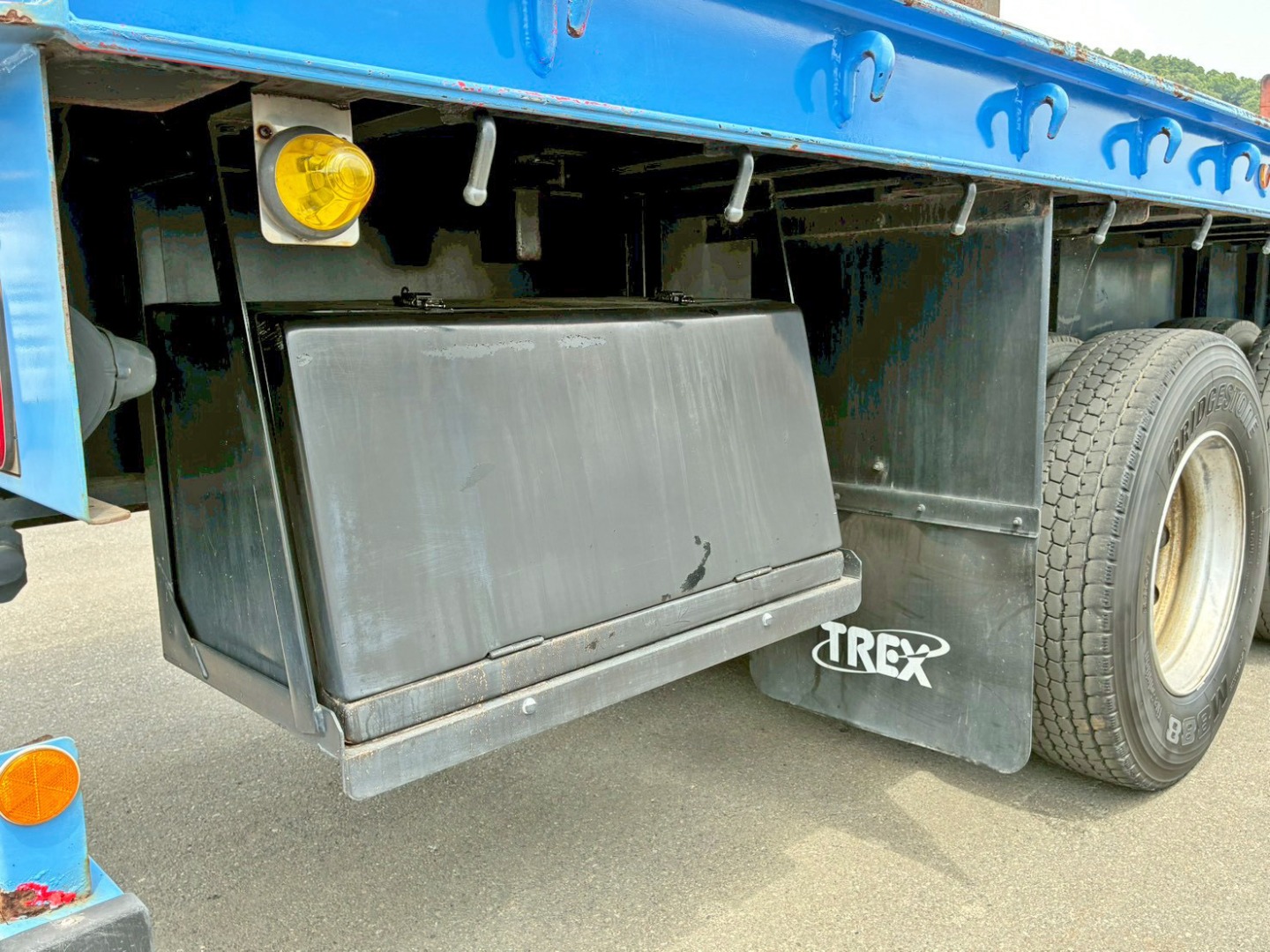 運転席側後方に工具箱が付いています。|トレクス PFB34119の写真22