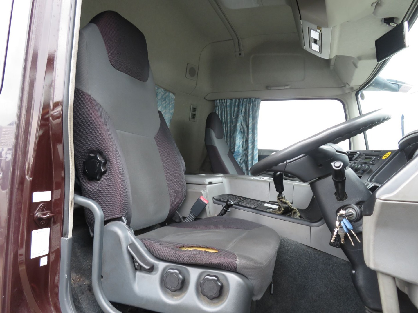 ハイルーフキャビンです。(運転席座面にヘタリ・破れがあります)|三菱 スーパーグレート QPG-FS64VZの写真7