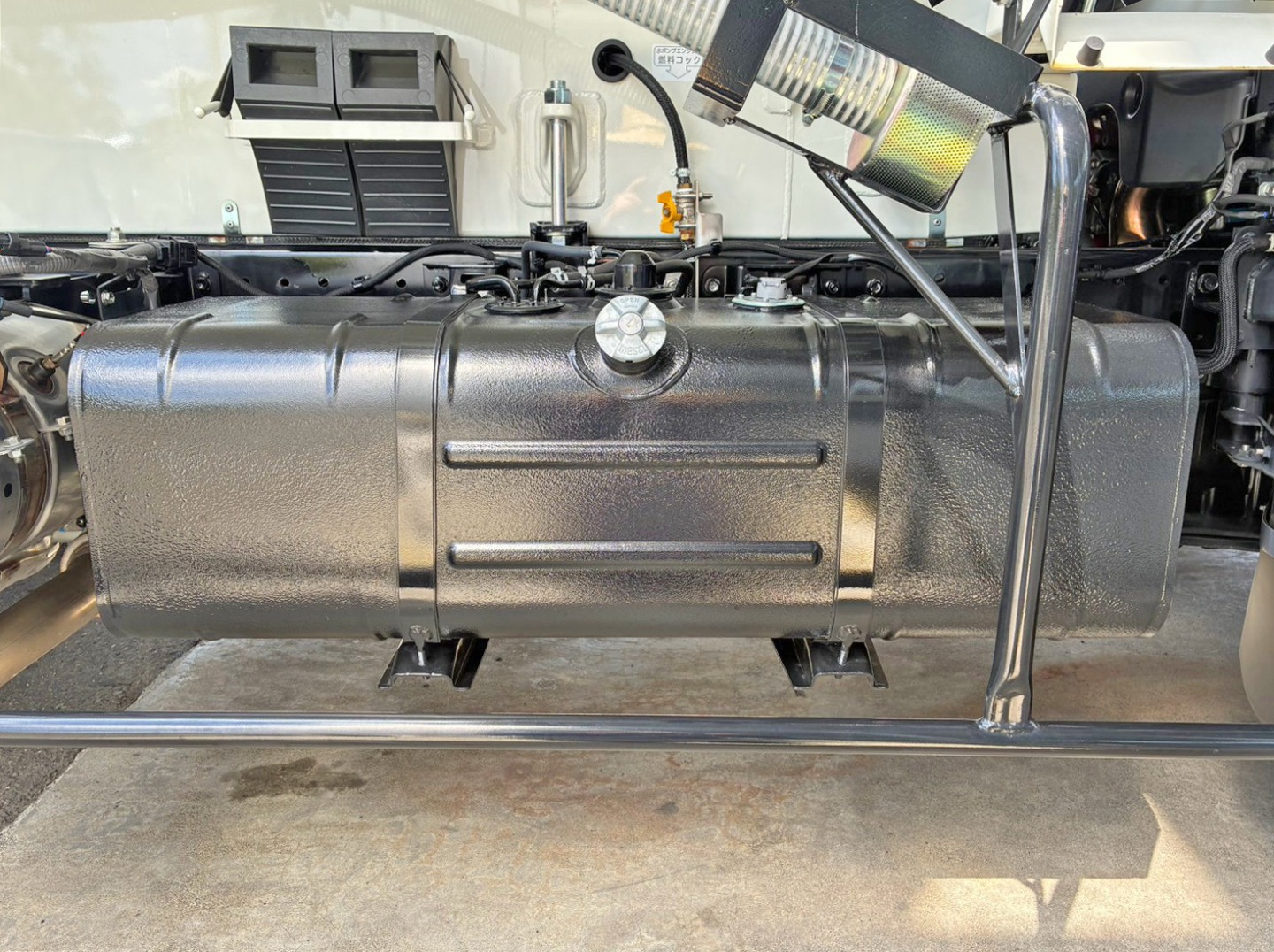 燃料タンクは100Lです。|日野 デュトロ 2KG-XZU700M(2WD)の写真17