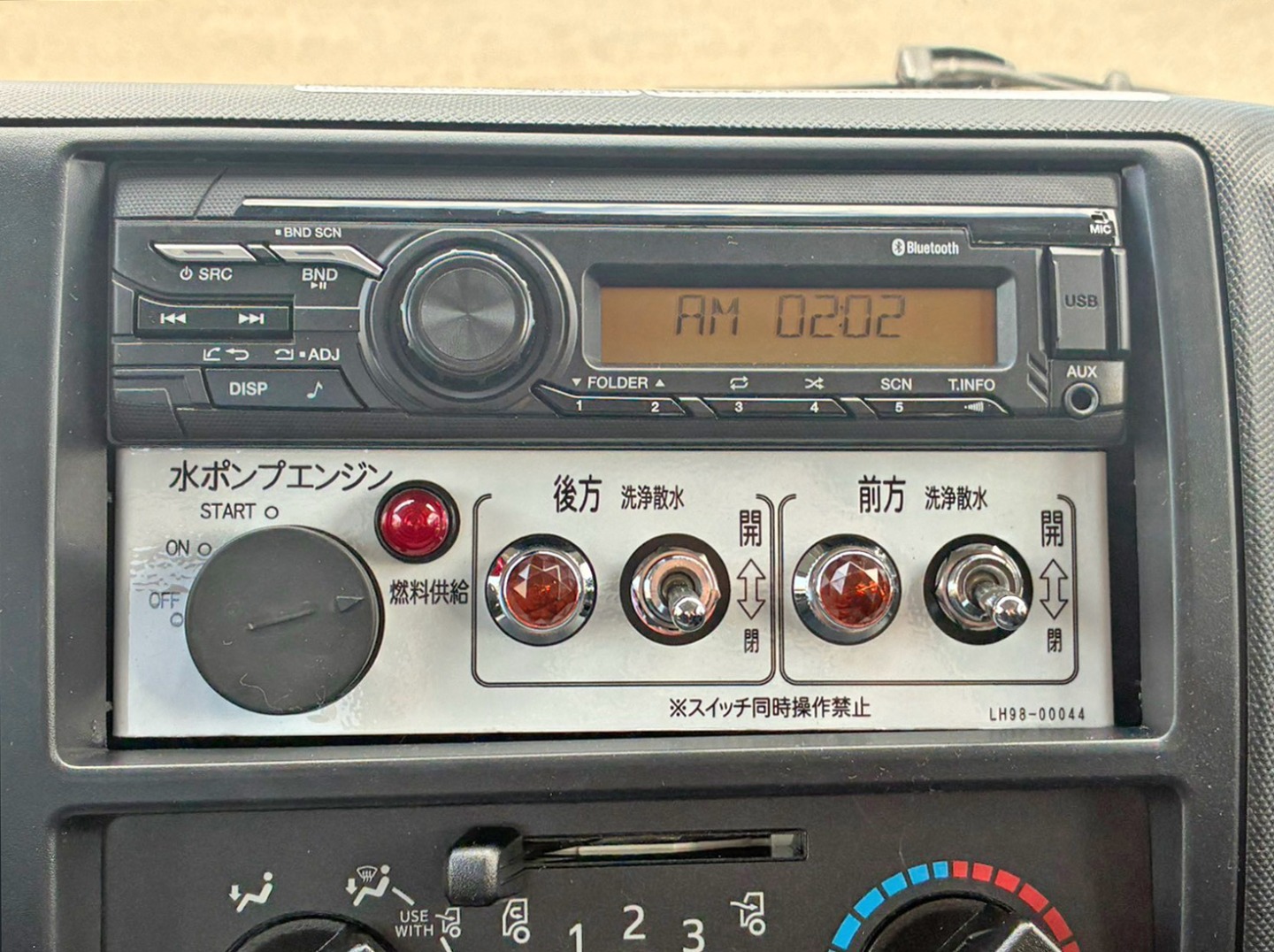 上物の操作スイッチです。|日野 デュトロ 2KG-XZU700M(2WD)の写真18
