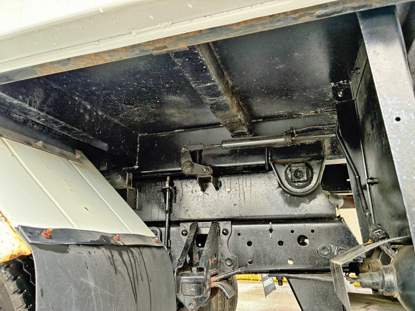 シャーシとネタの状態です。(縦ネタ・横ネタは鉄製です)|いすゞ フォワード TKG-FRR90S1(2WD)の写真6