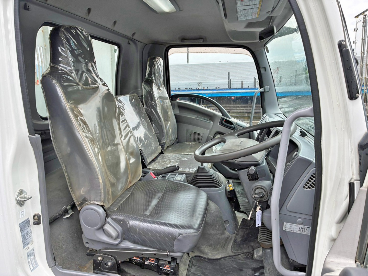 乗車定員は3名です。(ベッドレスキャビンです)|いすゞ フォワード TKG-FRR90S1(2WD)の写真7