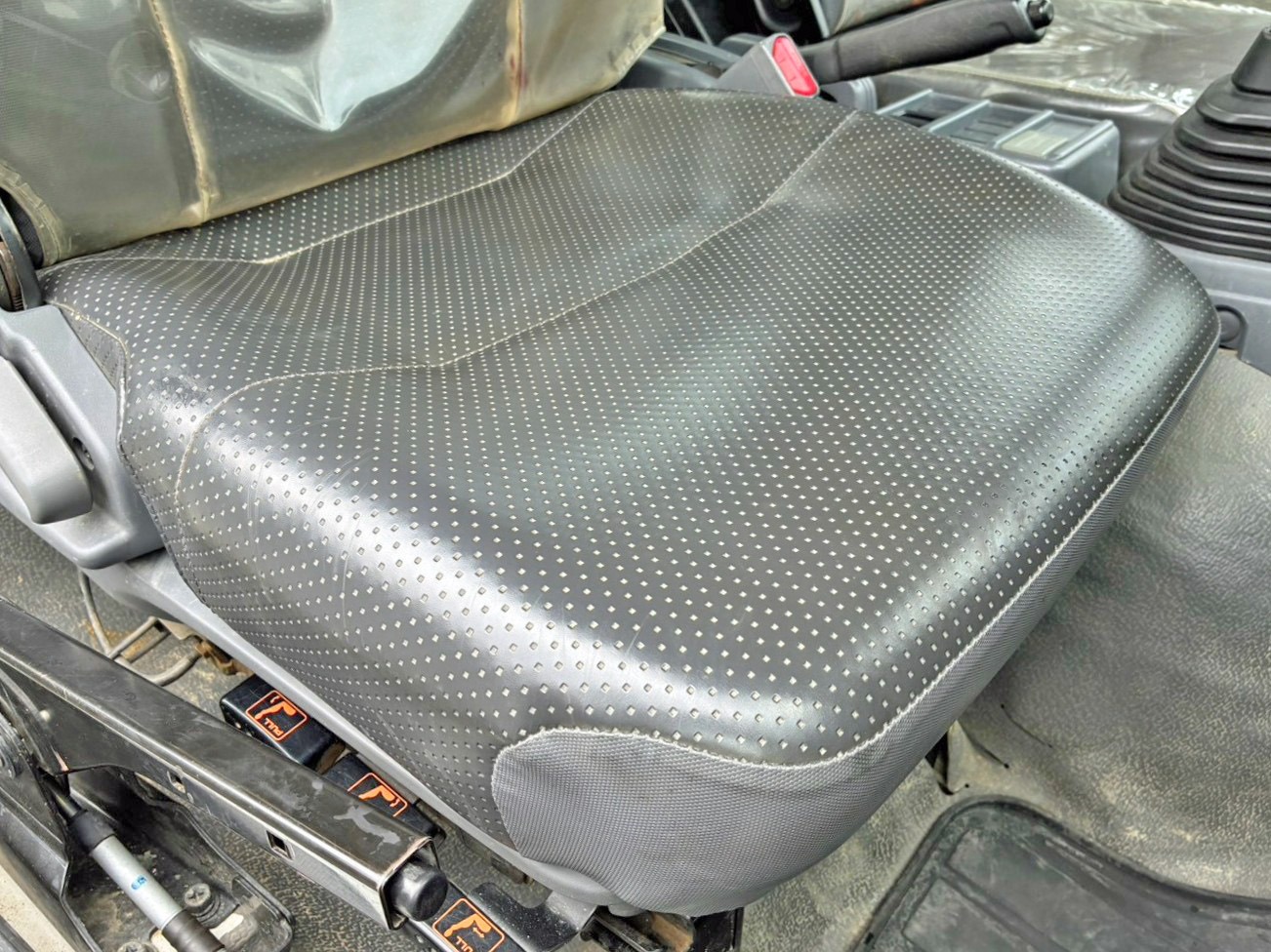運転席座面にヘタリがあります。|いすゞ フォワード TKG-FRR90S1(2WD)の写真8