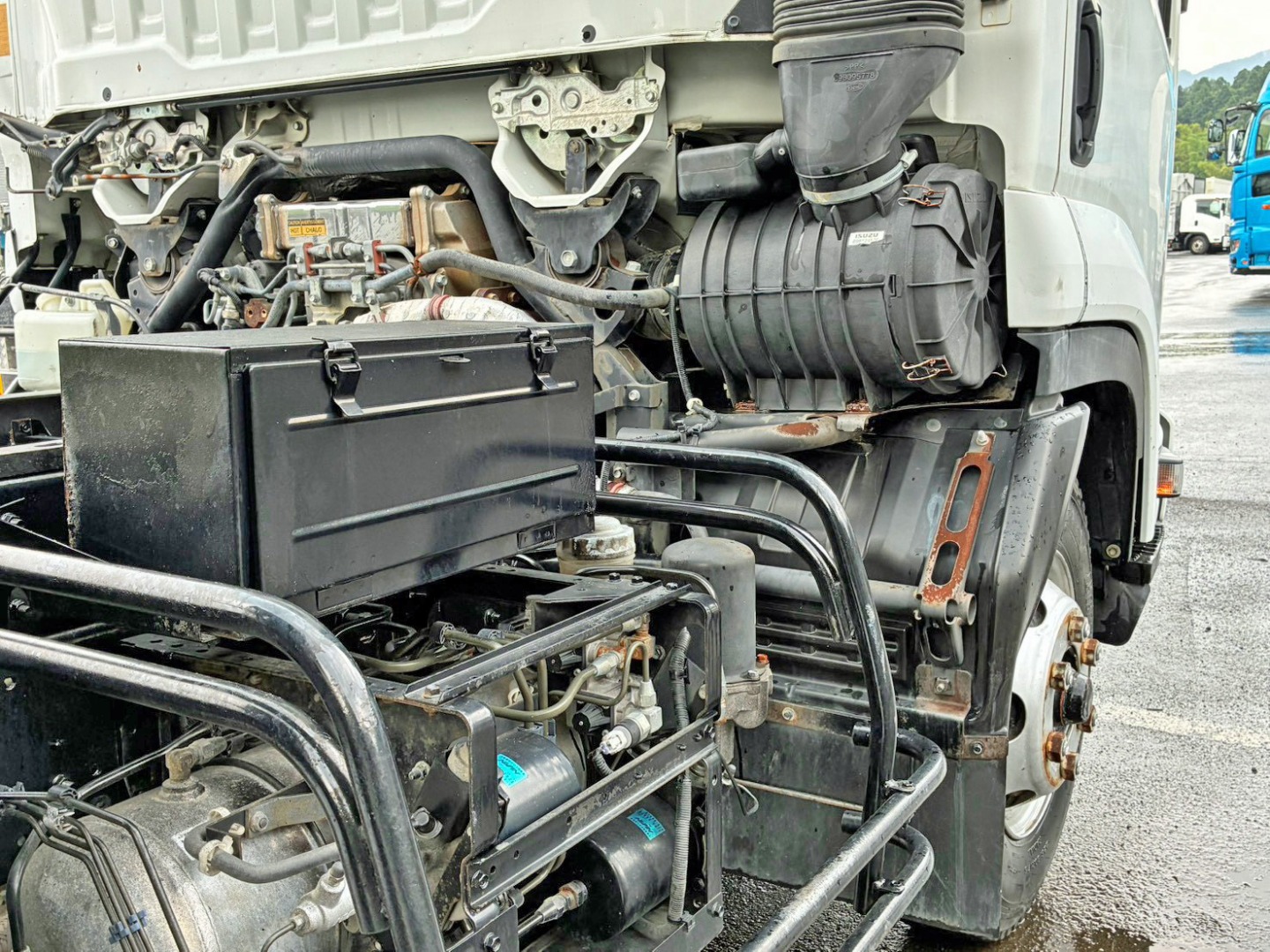 運転席側に工具箱が付いています。|いすゞ フォワード TKG-FRR90S1(2WD)の写真16