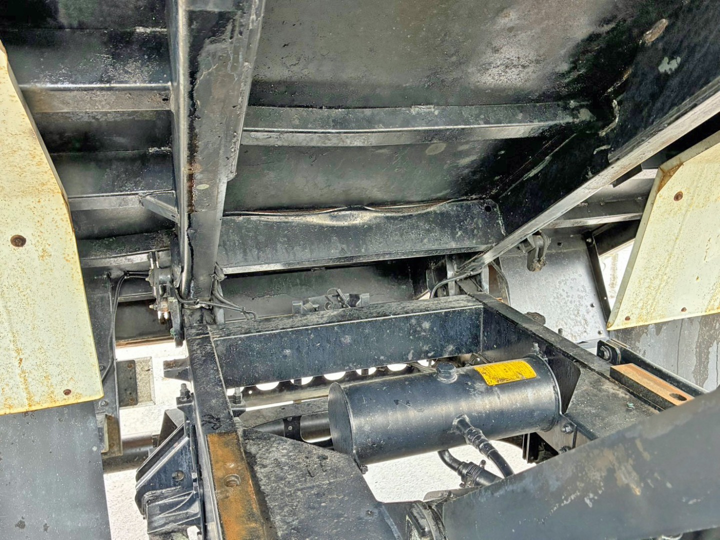 ボディー後方中央部の横ネタに曲がりがあります。|いすゞ フォワード TKG-FRR90S1(2WD)の写真17