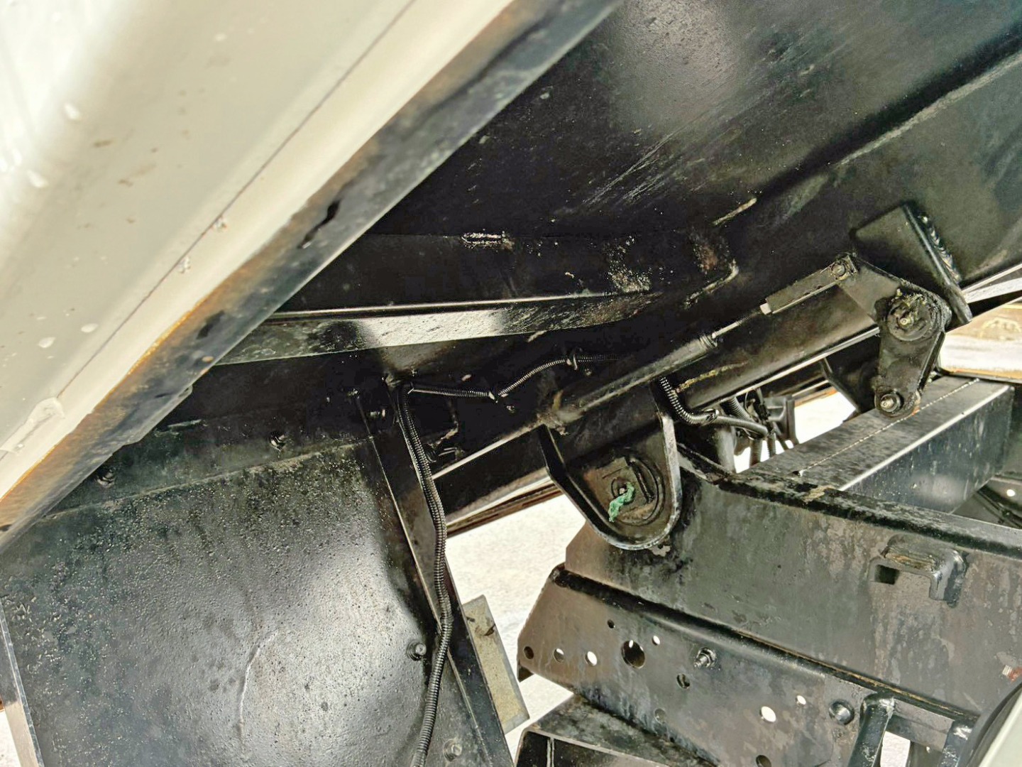ボディー後方運転席側の横ネタに曲がりがあります。|いすゞ フォワード TKG-FRR90S1(2WD)の写真18