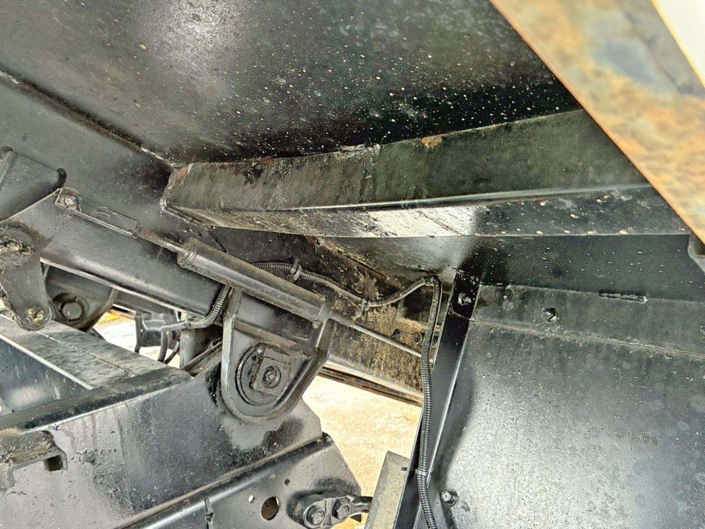 ボディー後方助手席側の横ネタに曲がりがあります。|いすゞ フォワード TKG-FRR90S1(2WD)の写真19