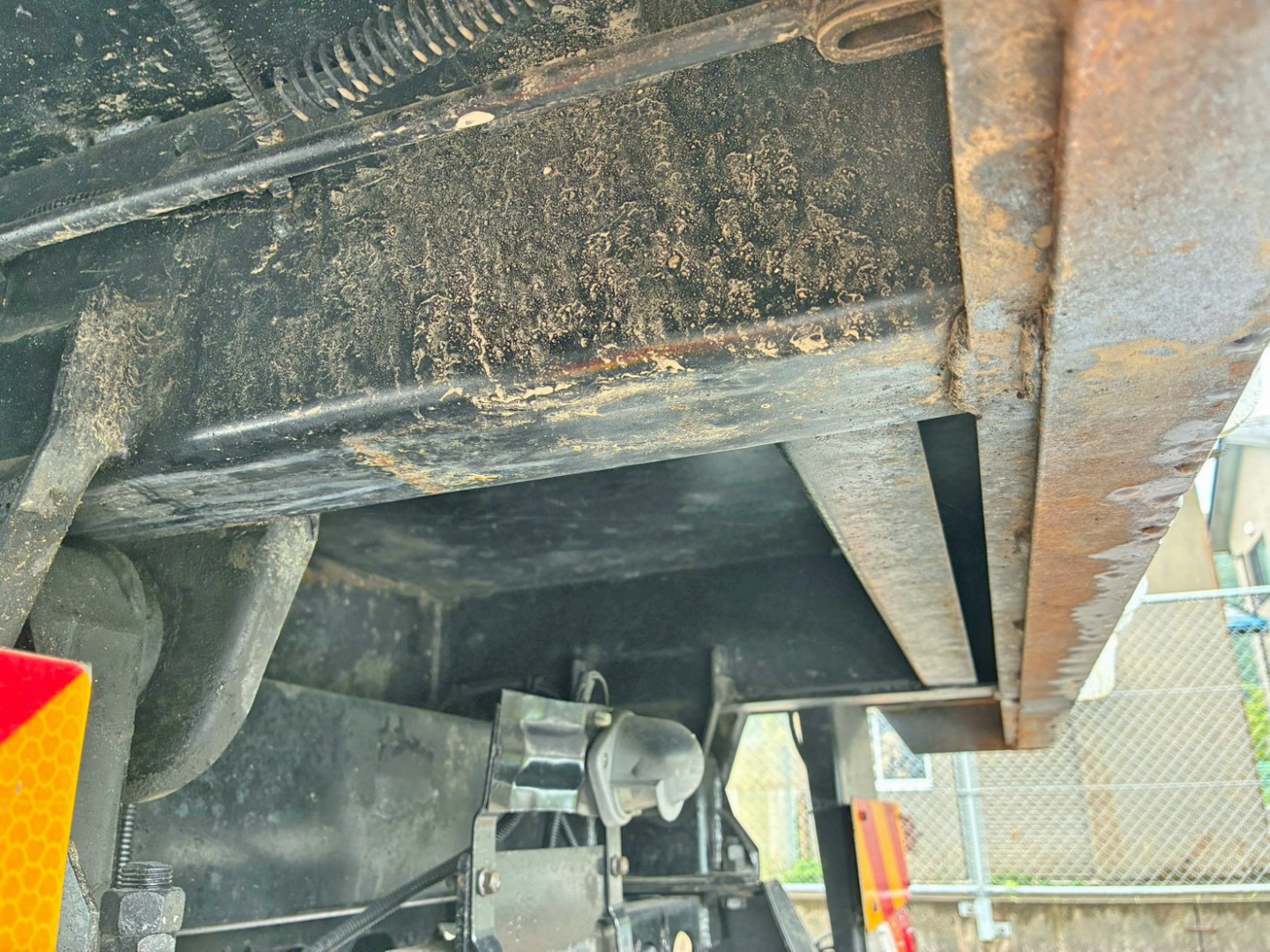 助手席側縦ネタ後部にヘコミがあります。|いすゞ フォワード TKG-FRR90S1(2WD)の写真21
