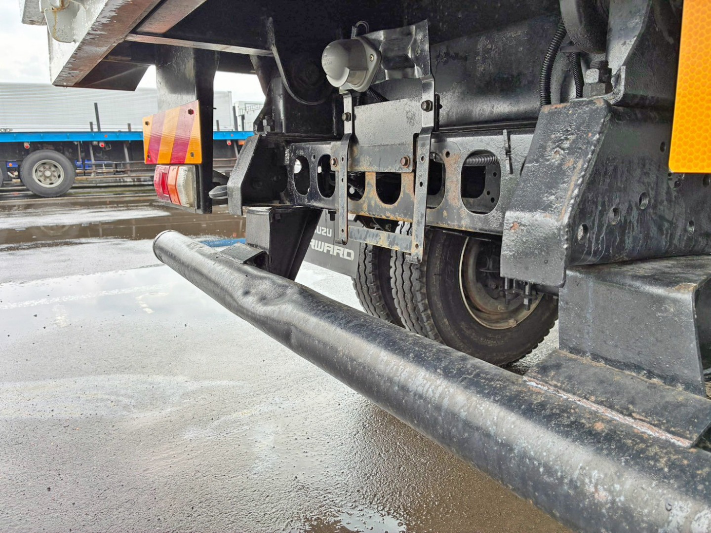 運転席側メインフレーム後端にヘコミがあります。|いすゞ フォワード TKG-FRR90S1(2WD)の写真27