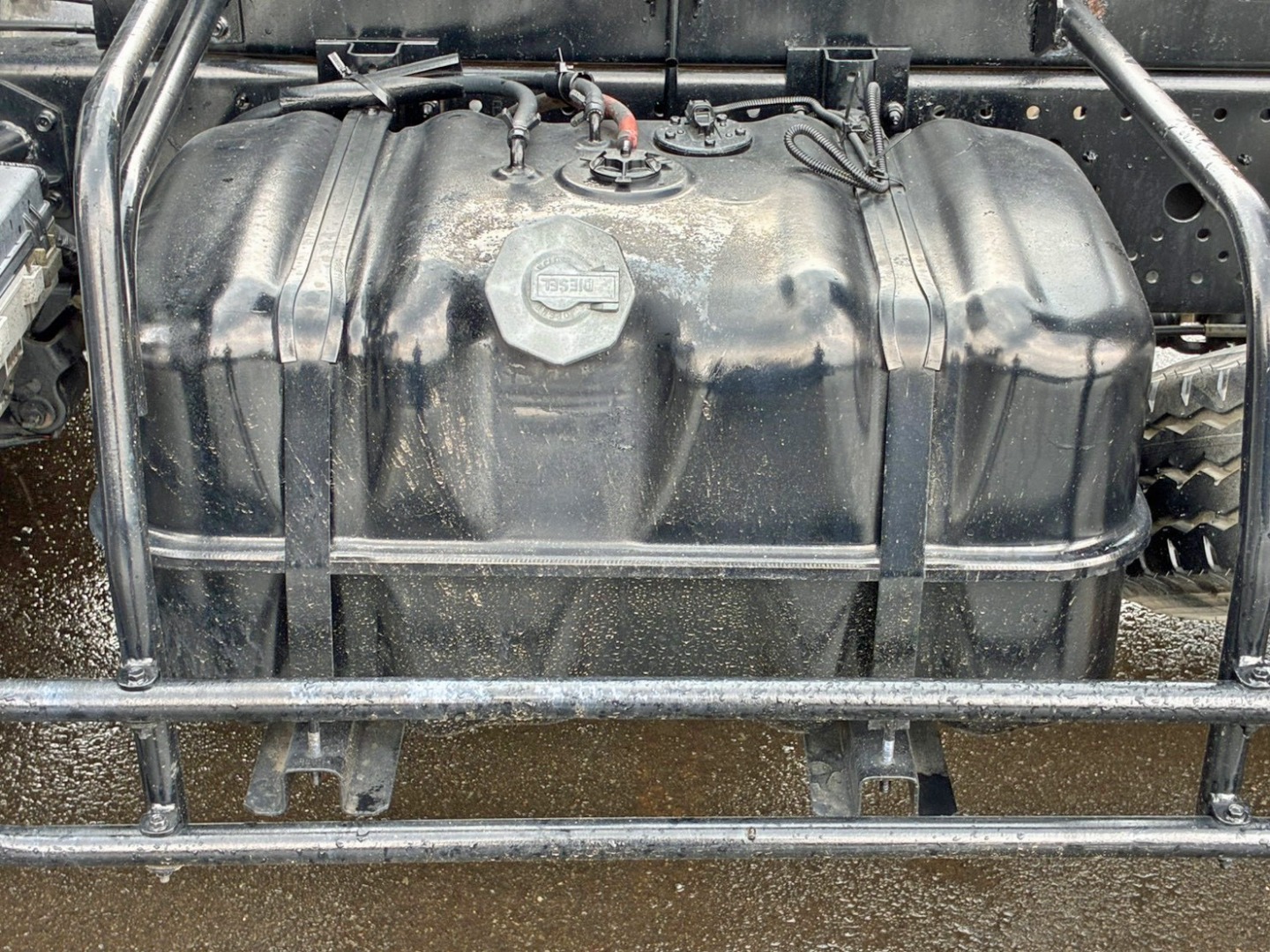 燃料タンクは100Lです。|いすゞ フォワード TKG-FRR90S1(2WD)の写真36